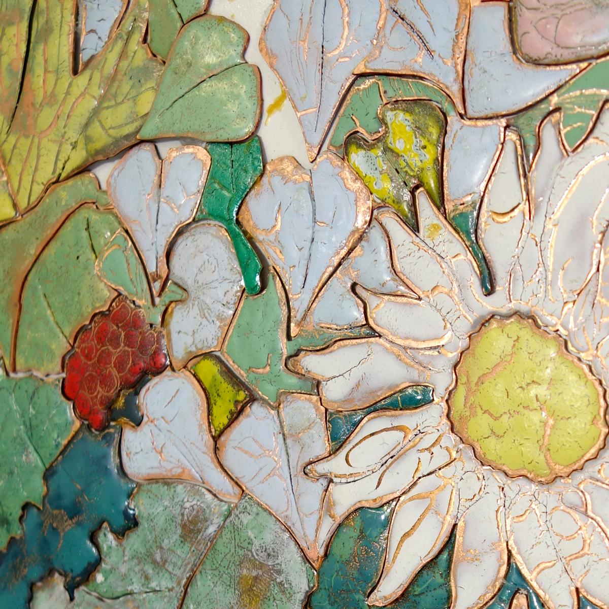 Fine XX secolo Rilievo da parete in smalto colorato raffigurante un bouquet autunnale firmato W. Stavlon in vendita