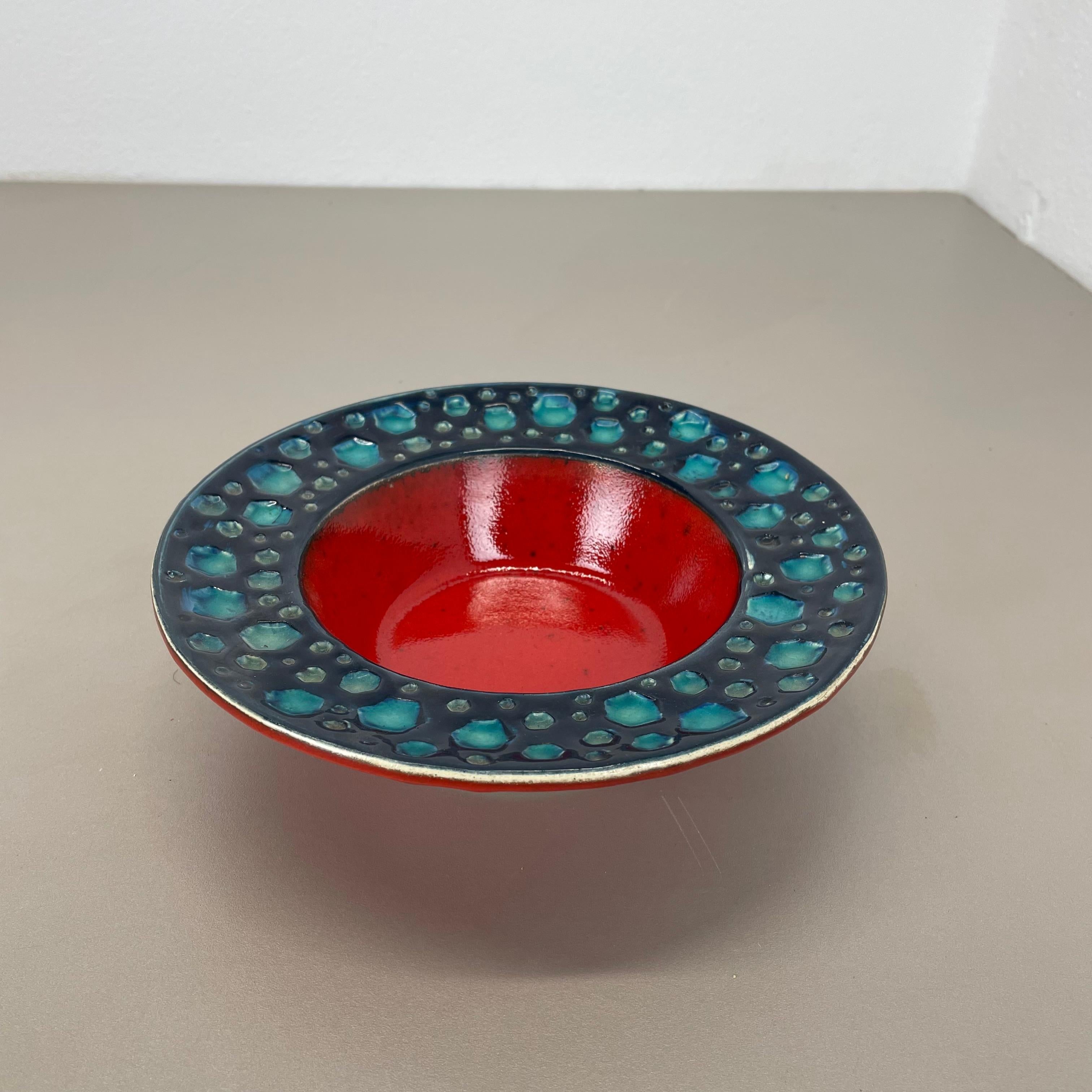 Article :

Bol en céramique


Producteur :

Dümmler et Breiden, Allemagne


Décennie :

1970s





Bol original en céramique vintage des années 1970 en poterie fabriquée en Allemagne. Production allemande de haute qualité avec un joli motif abstrait