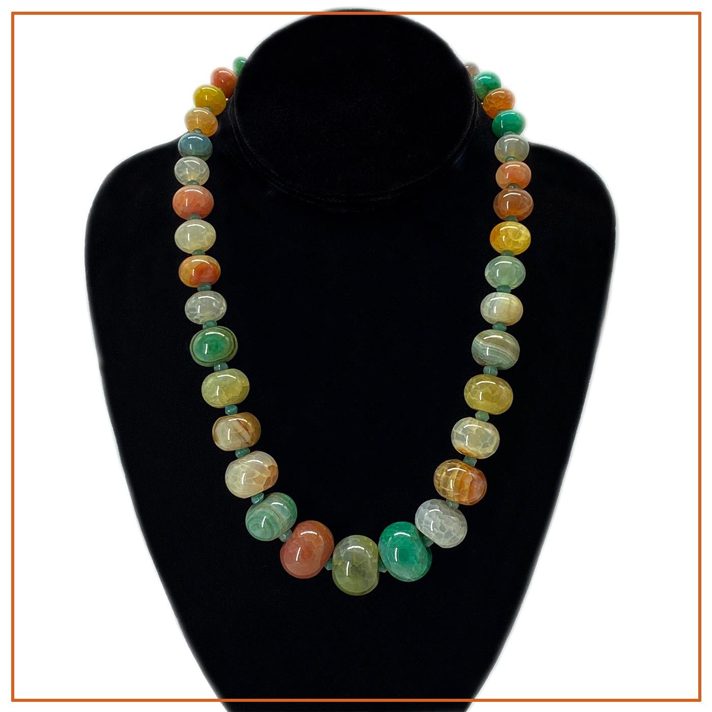Cet ensemble d'opales de feu colorées s'incarne dans un collier époustouflant. Nous l'avons créé avec de magnifiques combinaisons de couleurs d'opales de feu aux stries et textures profondes, graduées de 10 à 20 mm, et avec du jade à facettes de 5