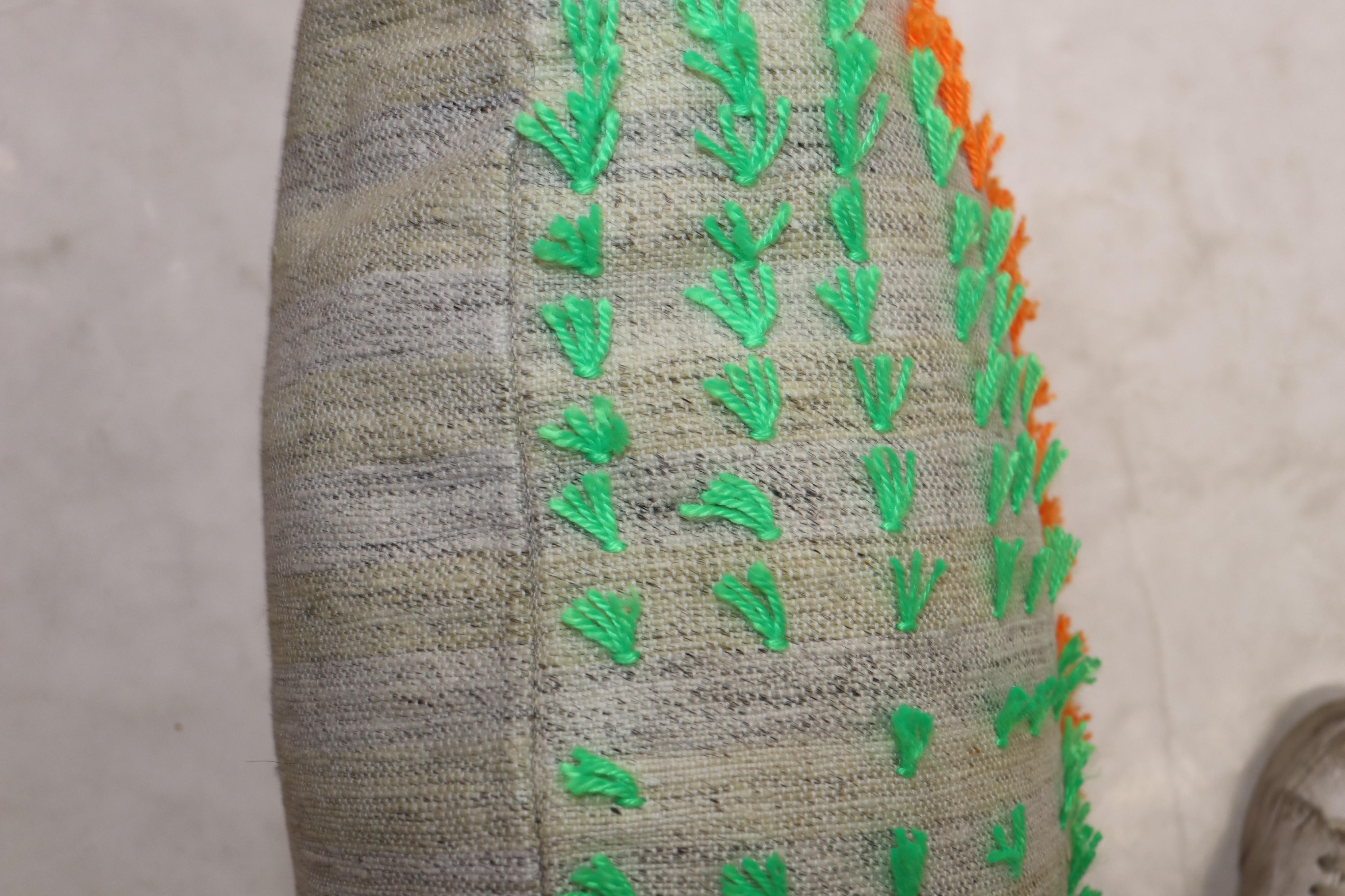 Oreiller fabriqué à partir d'un Kilim turc vintage avec des touches de laine colorées cousues dessus, lui donnant un air bohème. Fermeture à glissière et insert en mousse fournis.


Mesures : 23
