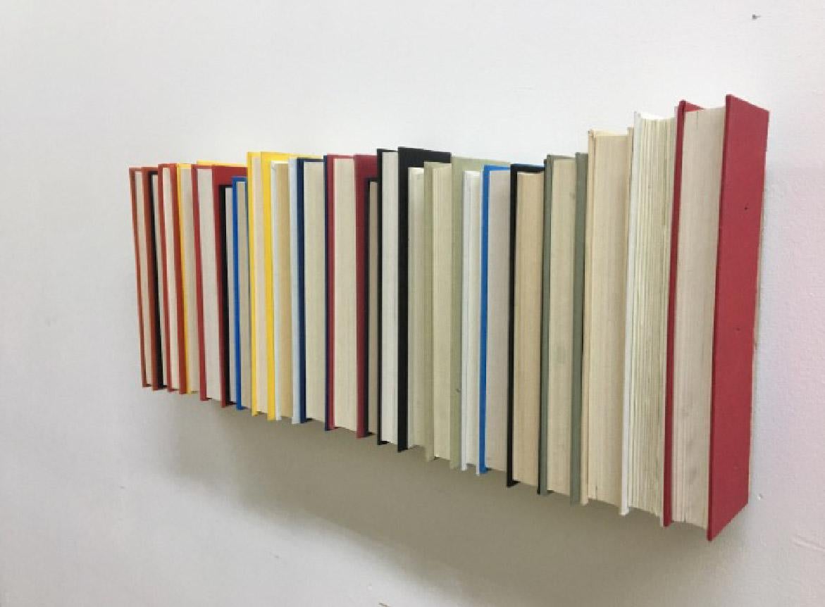 Bunte schwebende Bücher von Wolfgang & Hite (amerikanisch) im Angebot