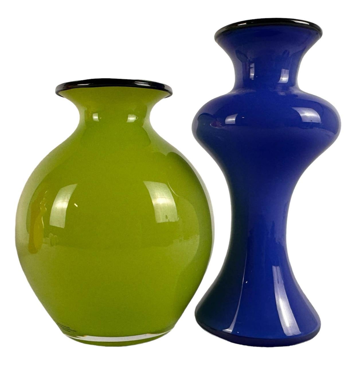 Danois Collection de carafes colorées en verre d'art de quatre pièces par Strombergshyttan Studio en vente