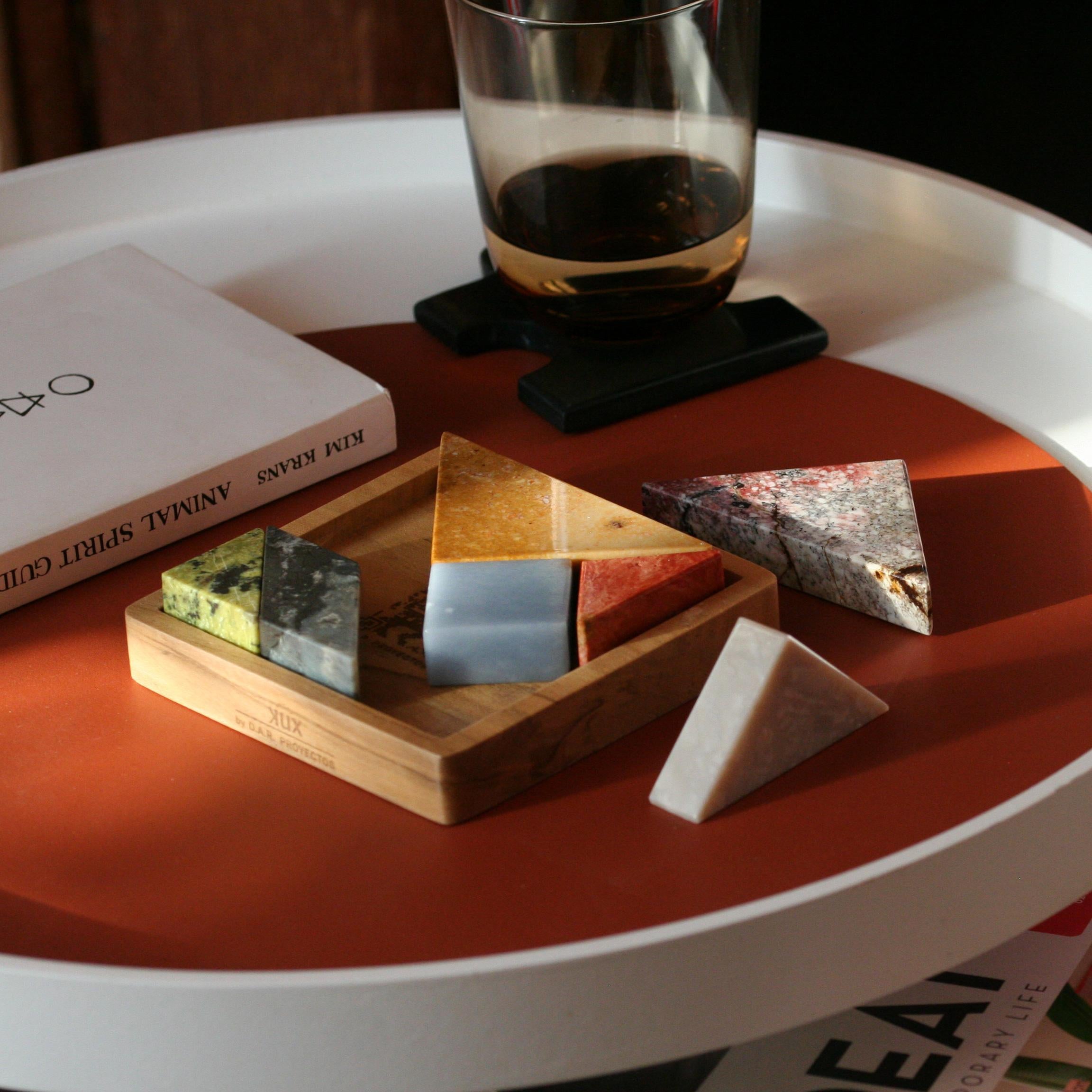 Redescubre el Tangram: un rompecabezas atemporal basado en la creatividad y la resolución de problemas, reimaginado como elegante decoración con piedras preciosas. Un regalo perfecto para los entusiastas de la psicología, los anfitriones de las