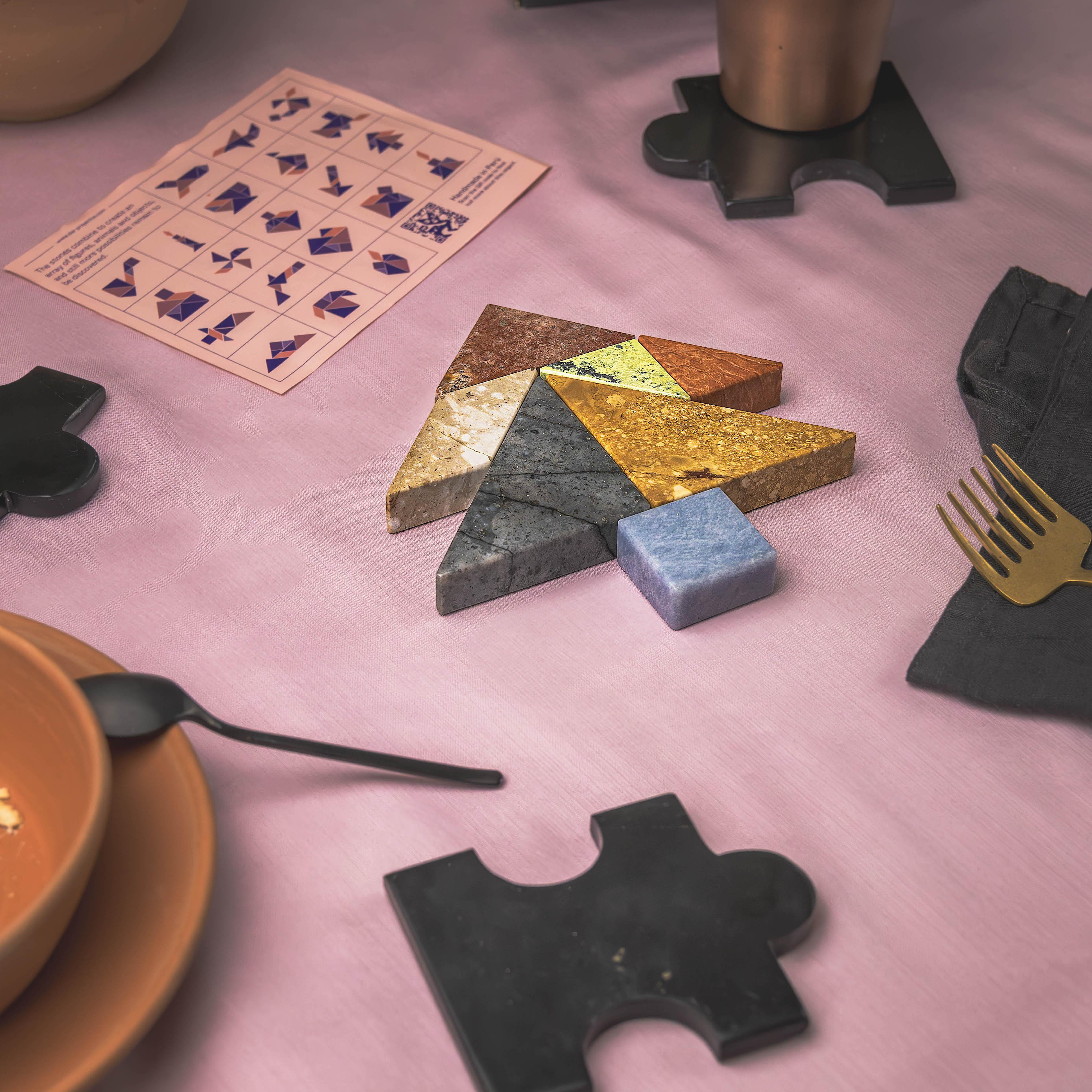 Peruviano Puzzle Tangram con pietre preziose colorate in vendita