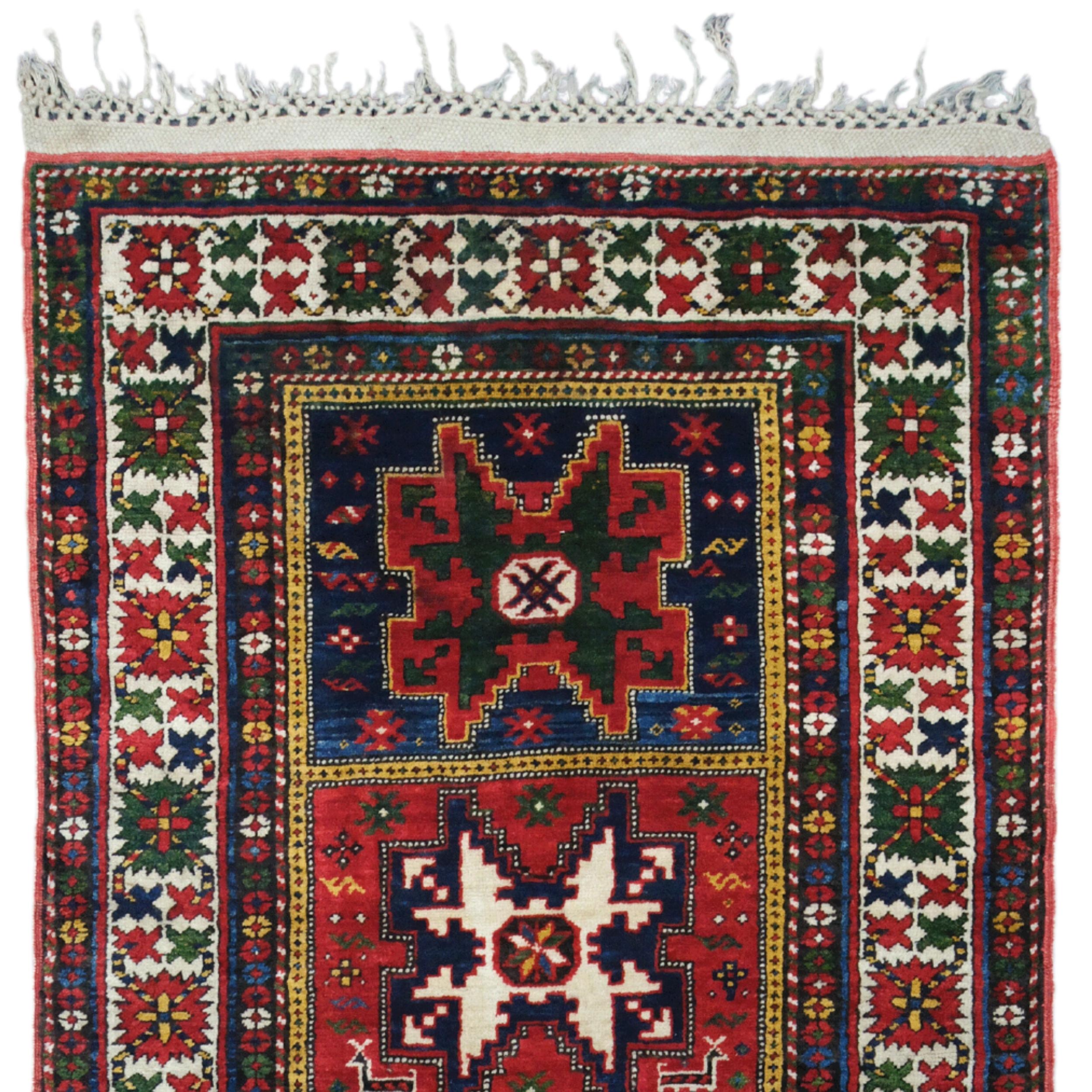 Aspecto tribal geométrico de colores

Este antiguo corredor Lezgi del Cáucaso data de mediados del siglo XIX y posee un rico patrimonio histórico y cultural. Este corredor tejido a mano refleja los motivos tradicionales y la paleta de colores de la