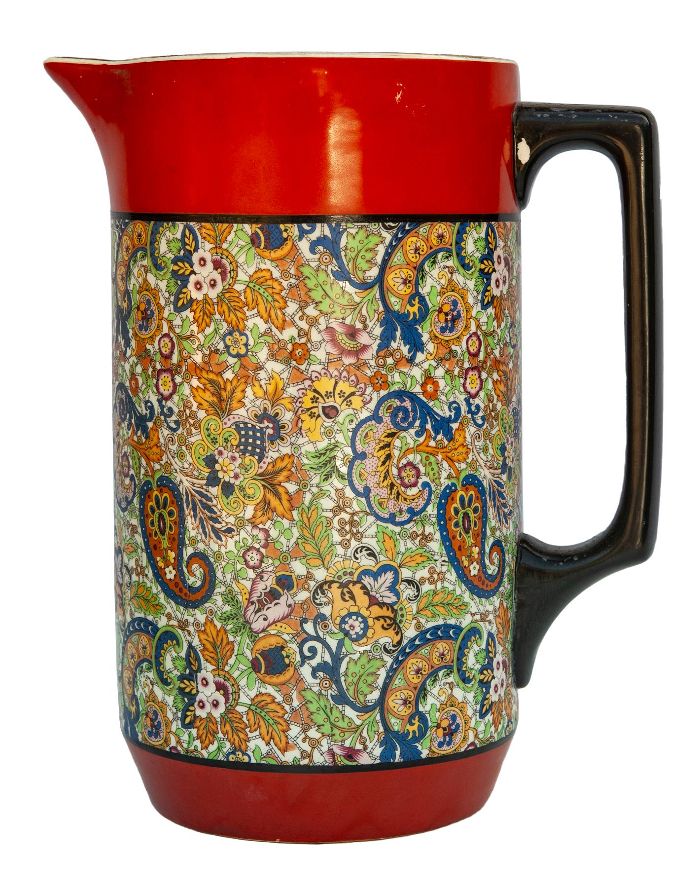 Brillianti toni di intricato paisley in ceramica tedesca. Alcune finiture mancanti sulle finiture nere.