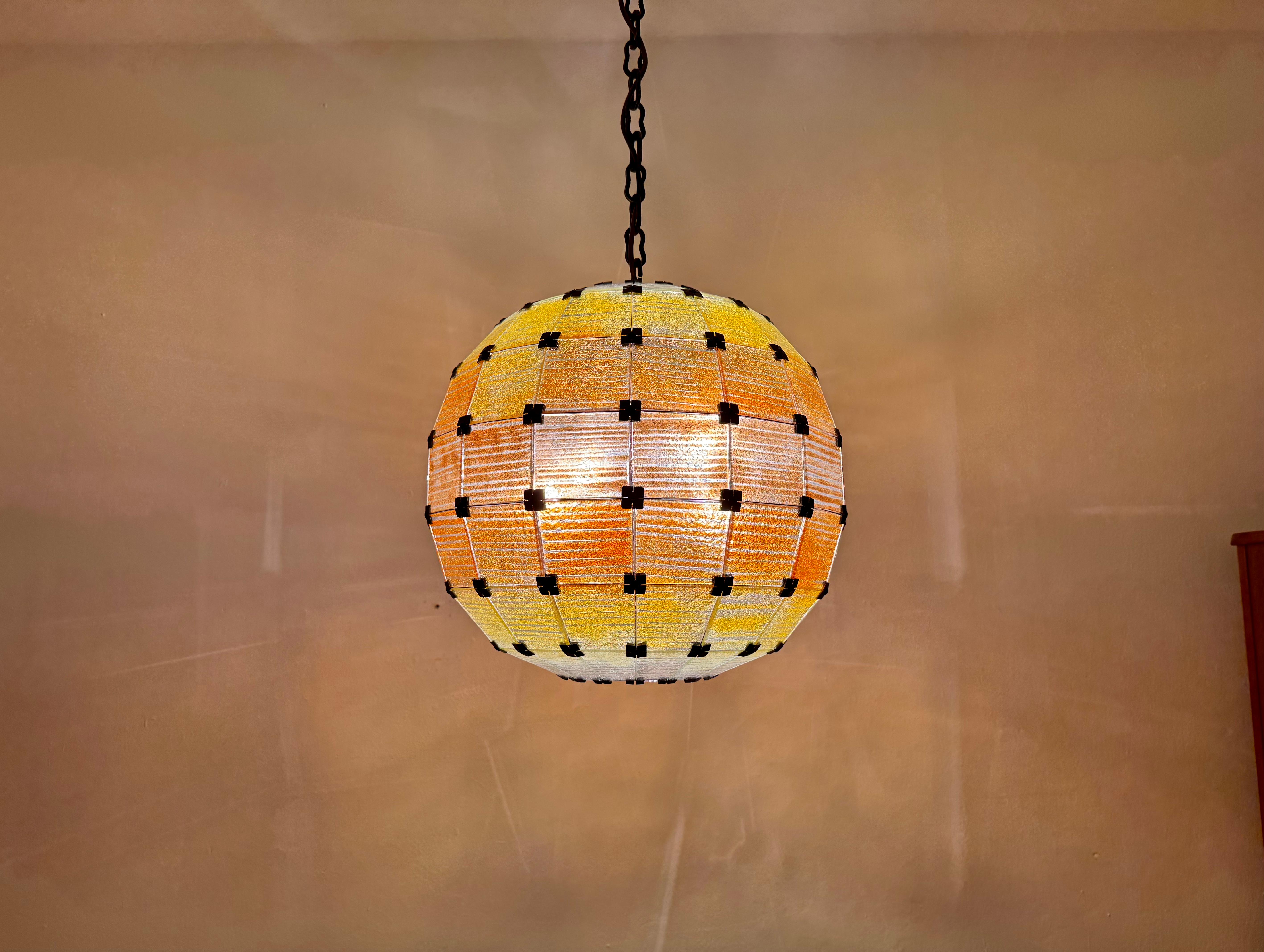 Lampe suspendue à boule de verre colorée en vente 3