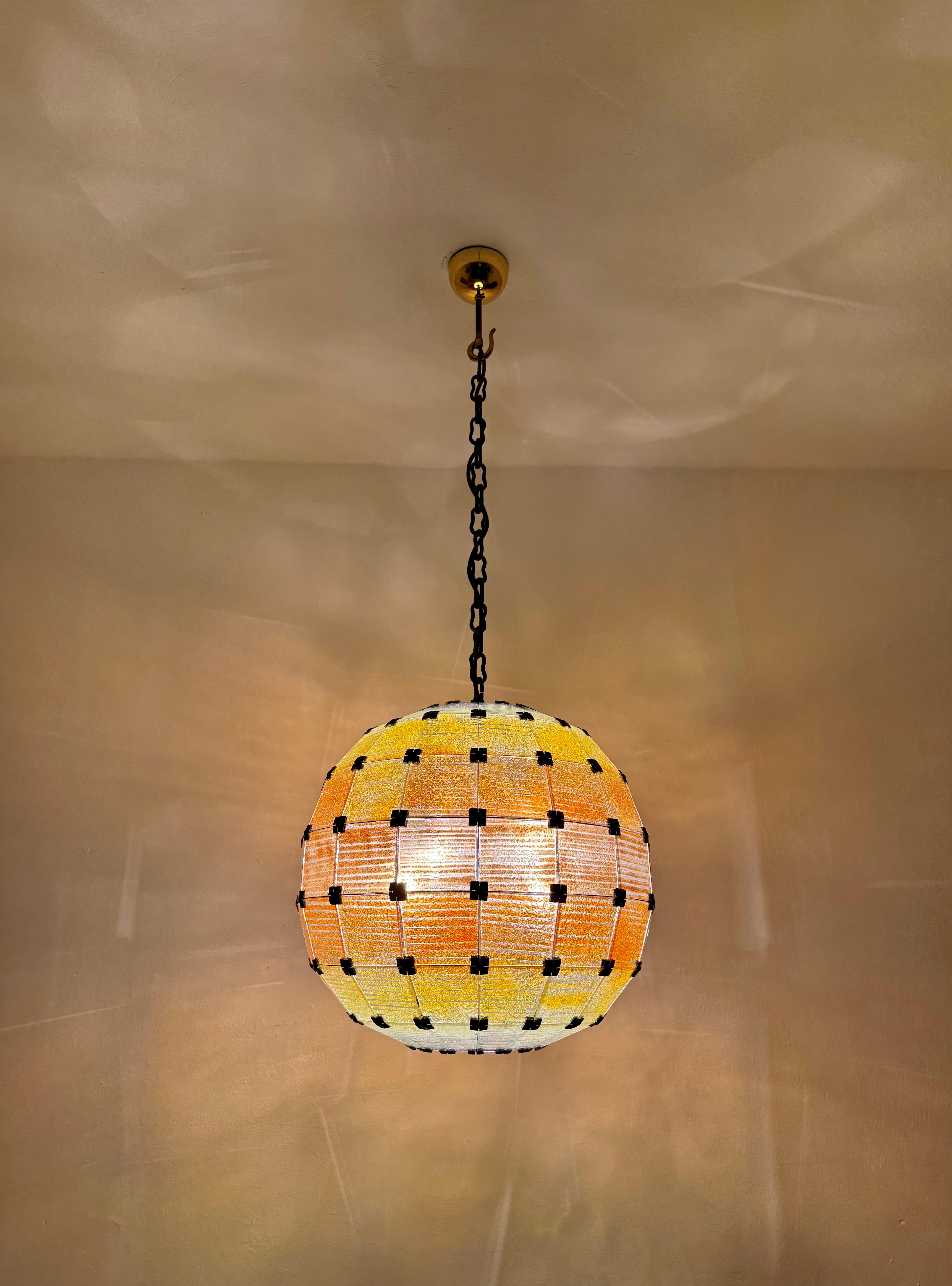 Lampe suspendue à boule de verre colorée en vente 4