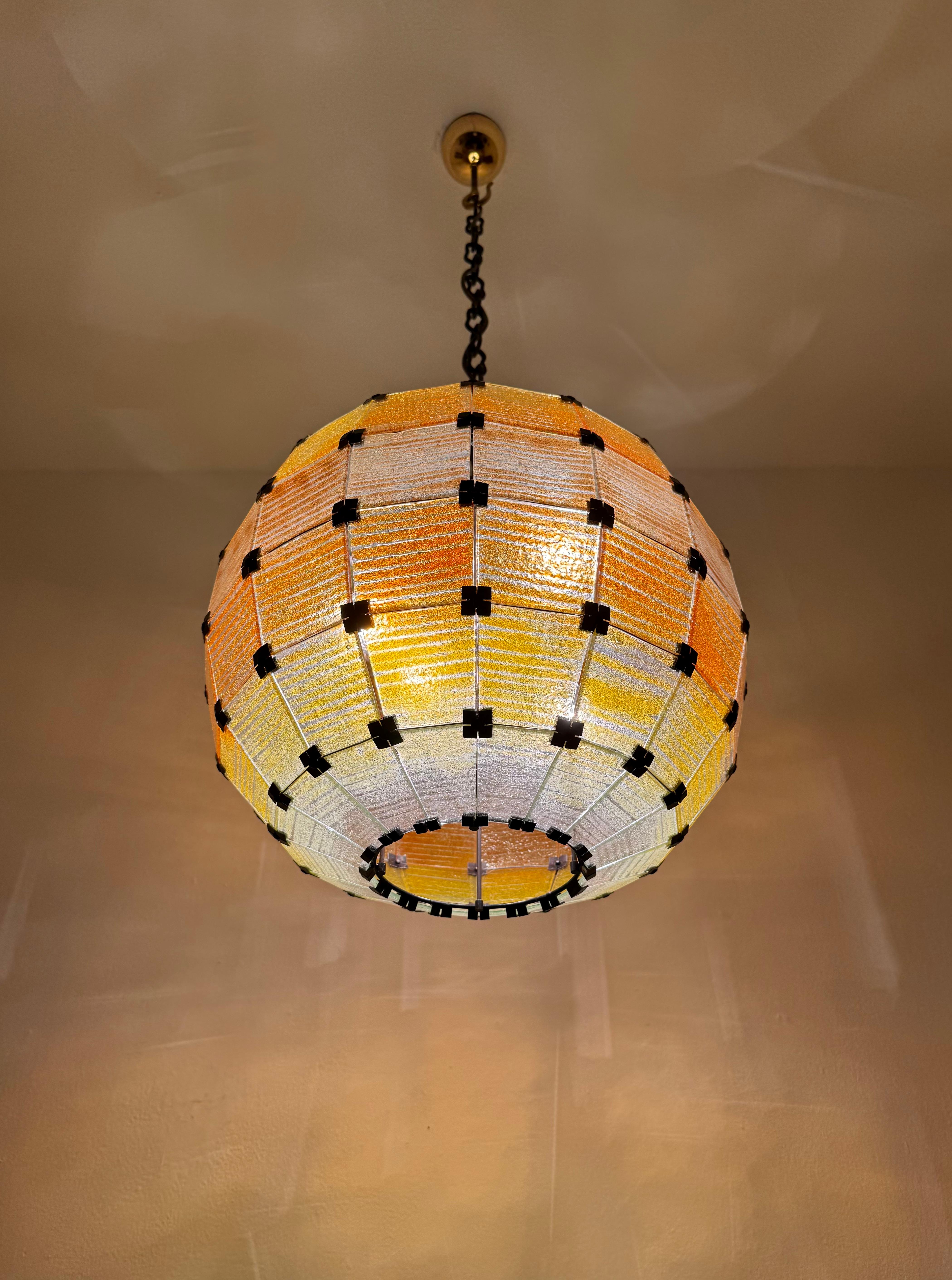 Lampe suspendue à boule de verre colorée en vente 5