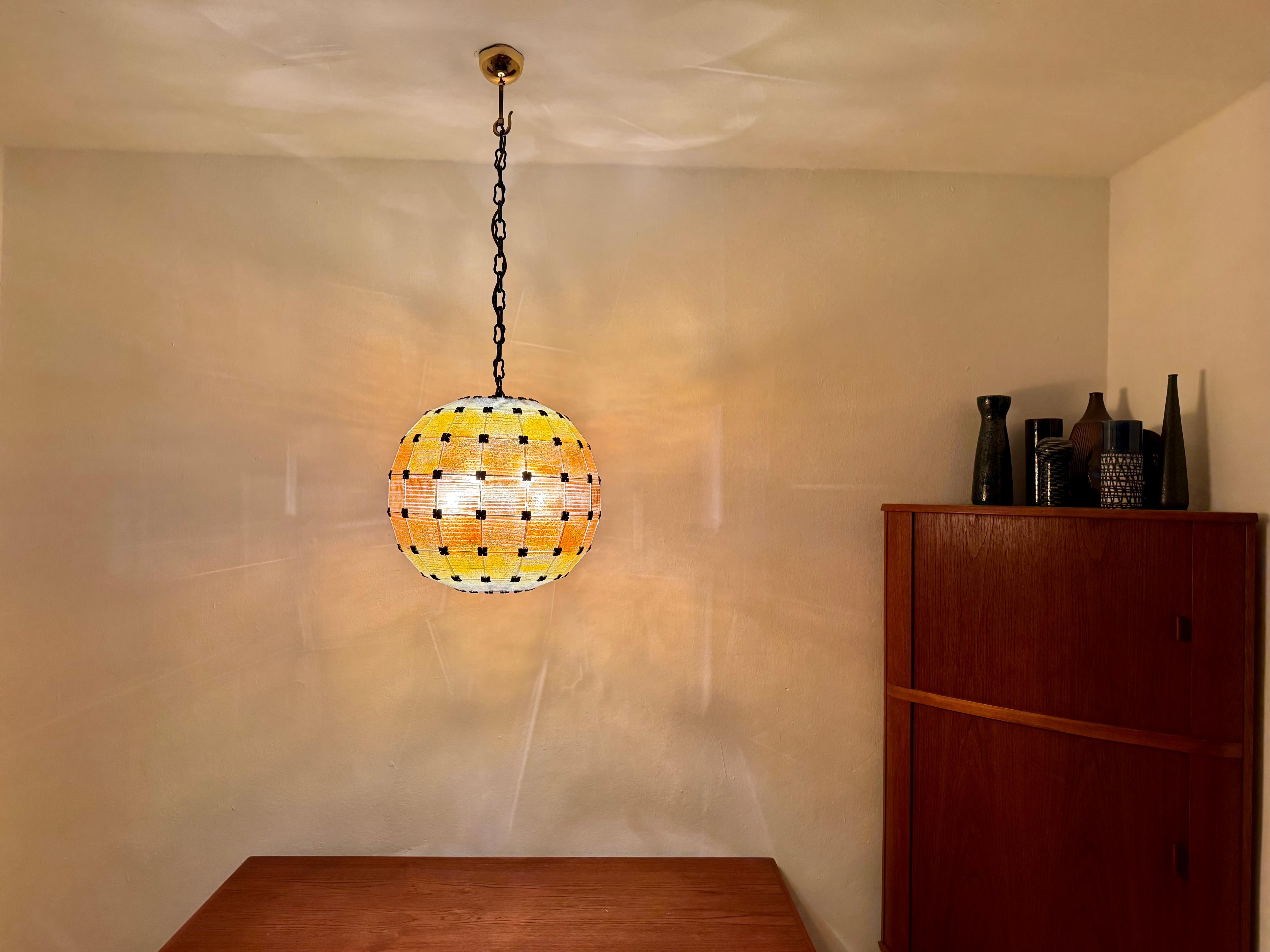 Lampe suspendue à boule de verre colorée en vente 6