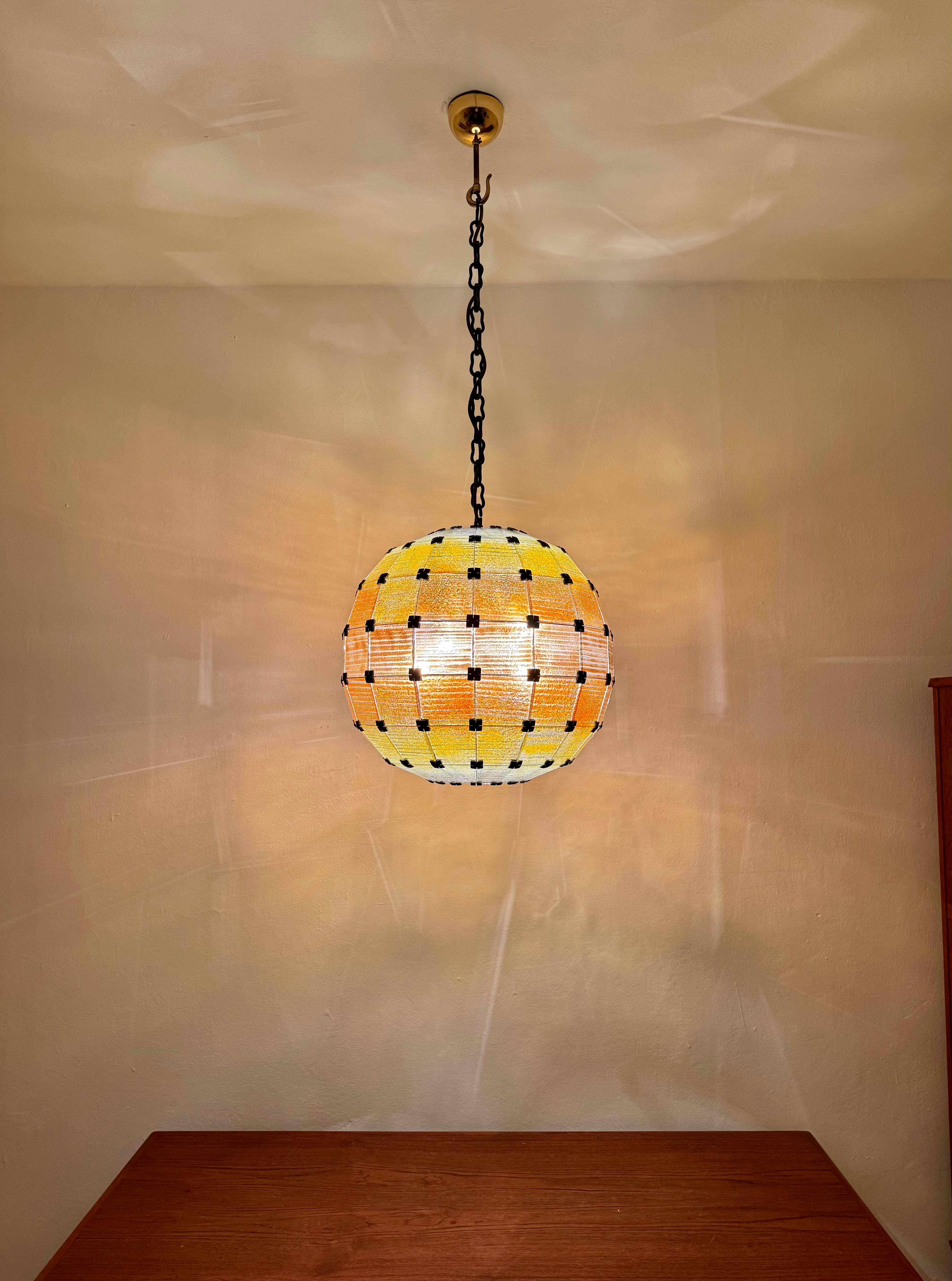 Lampe suspendue à boule de verre colorée en vente 7