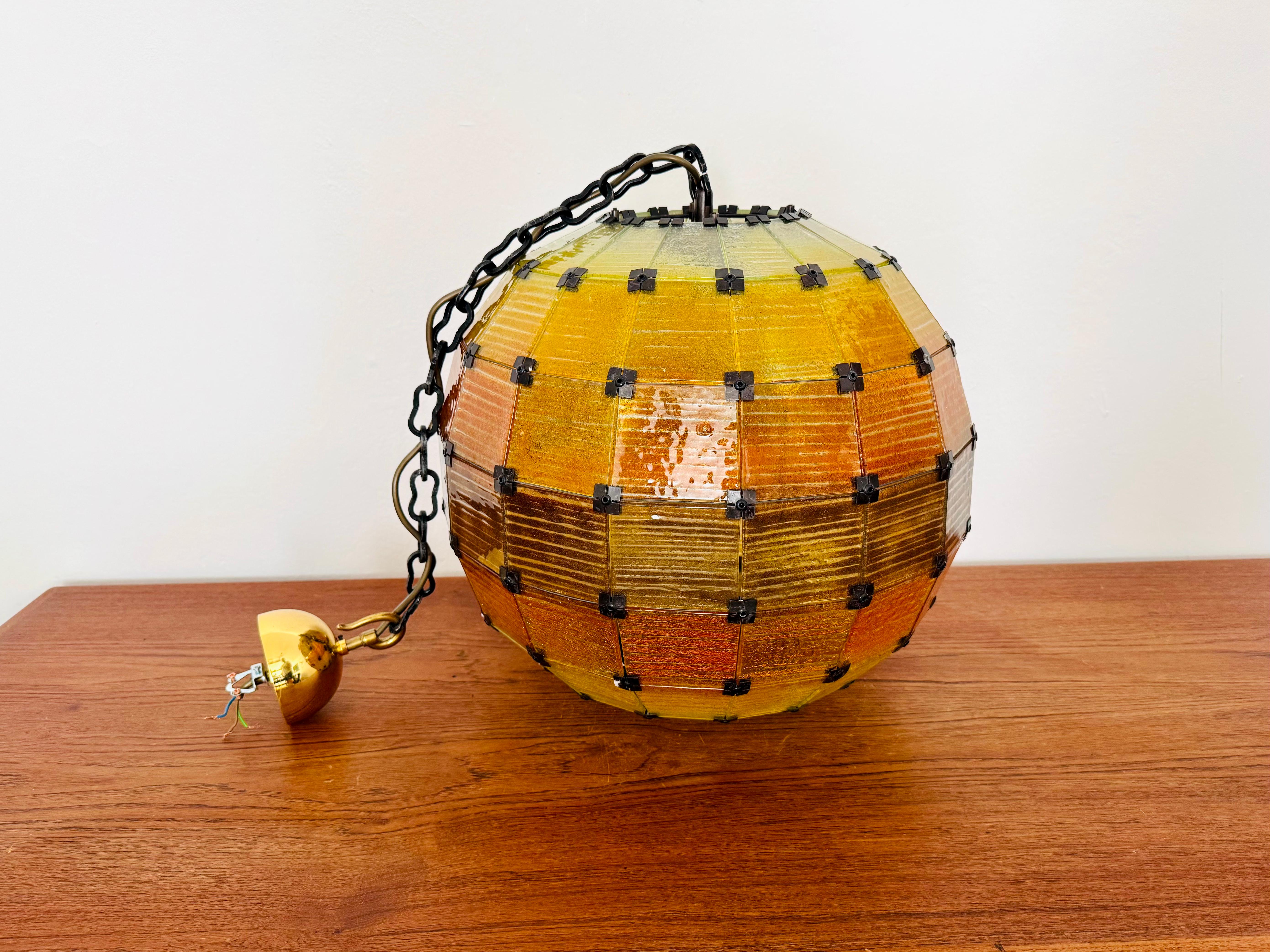 Lampe suspendue à boule de verre colorée en vente 8