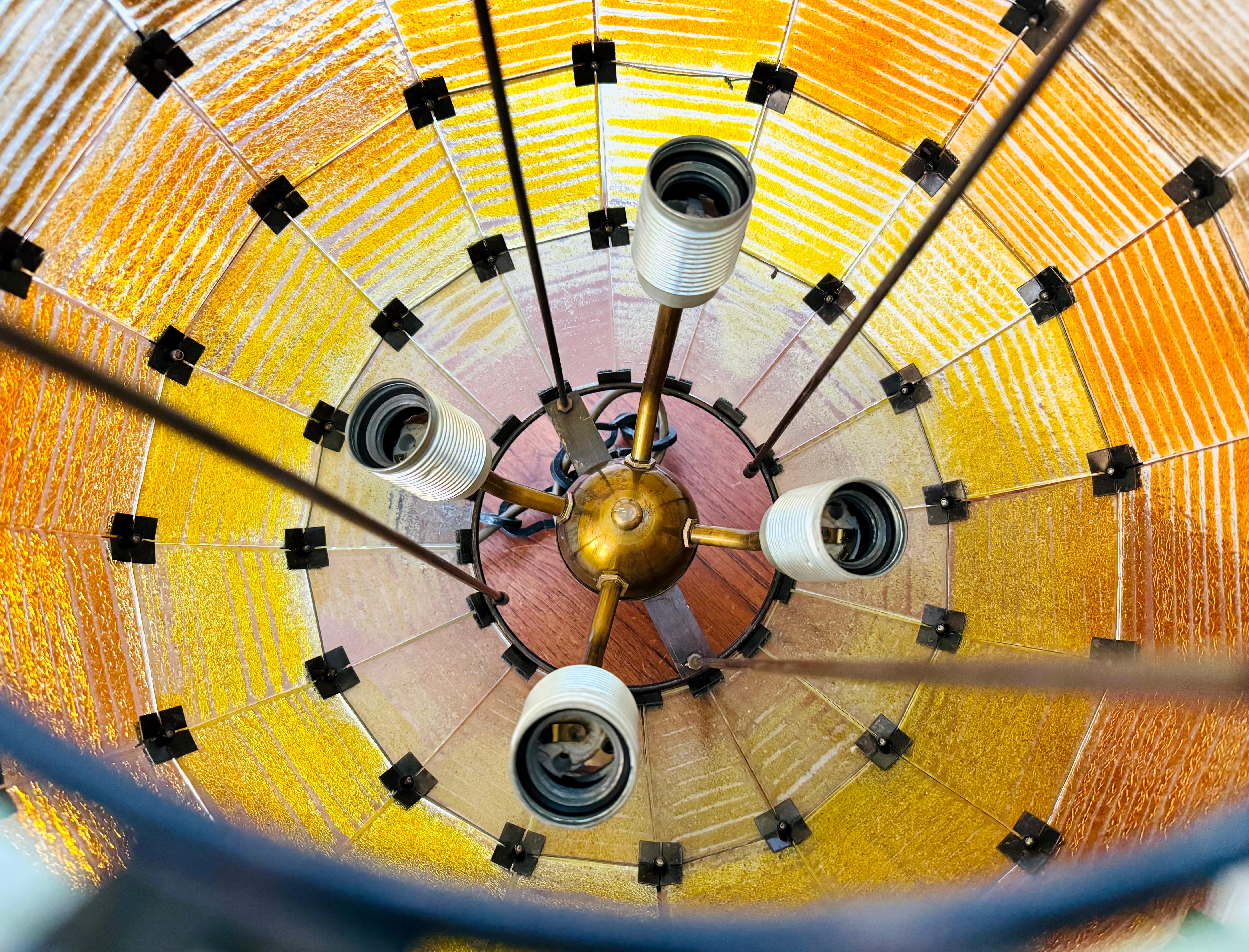 Lampe suspendue à boule de verre colorée en vente 9