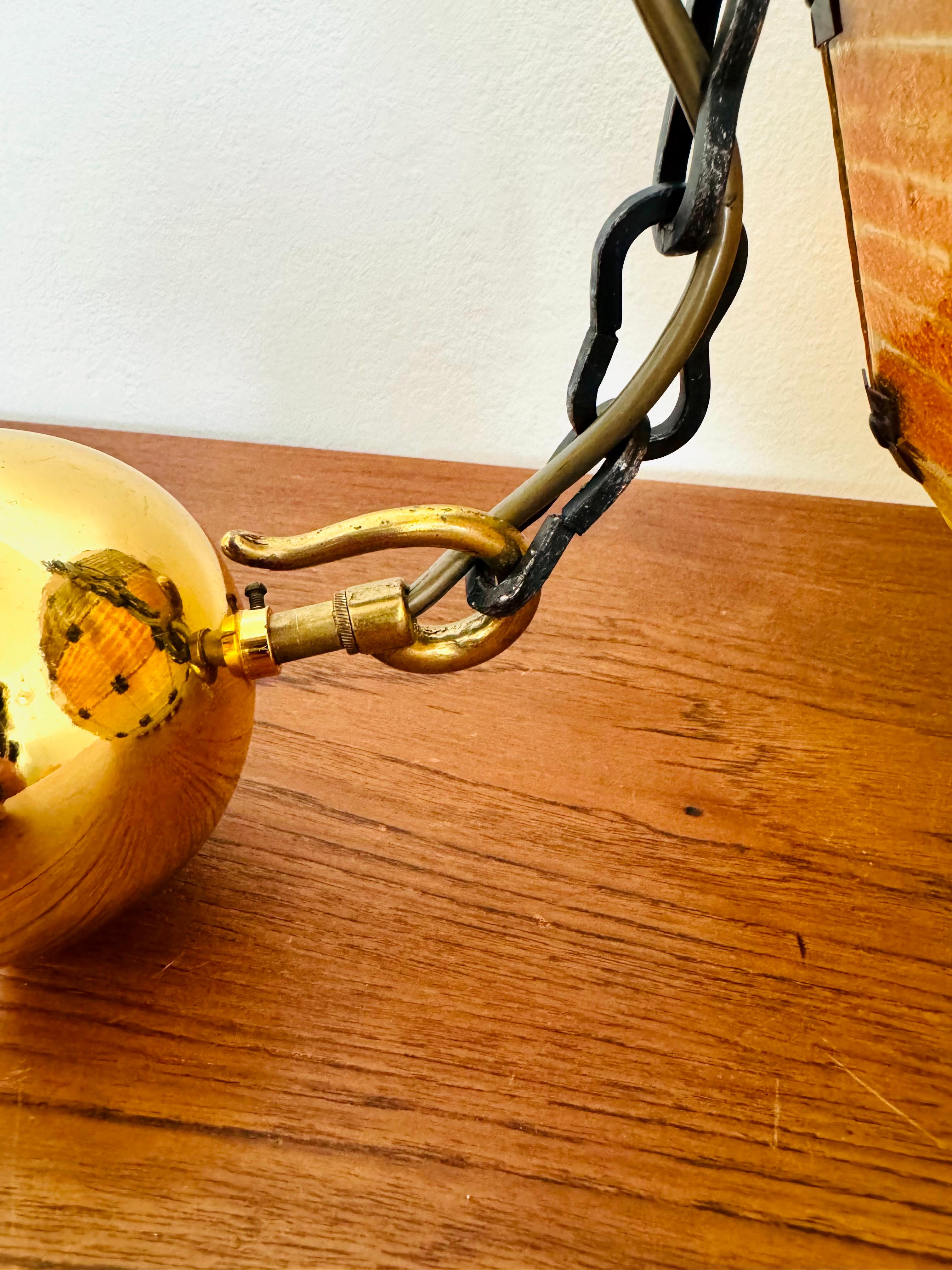 Lampe suspendue à boule de verre colorée en vente 10