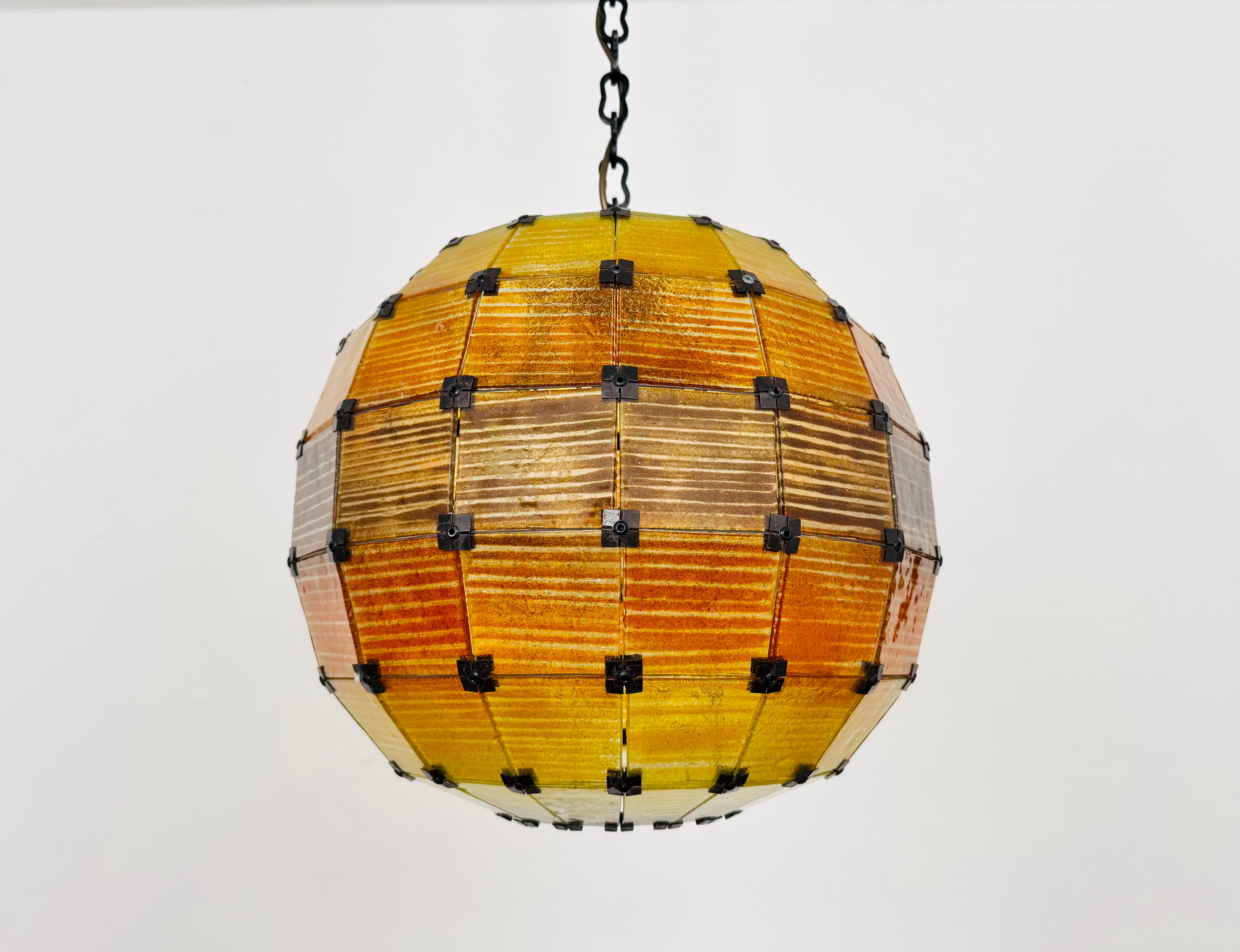 Merveilleuse lampe globe en verre coloré des années 1960.
Les éléments en verre, avec un dégradé de couleurs particulièrement réussi, créent un jeu de lumière impressionnant.
Un travail de très haute qualité et un véritable accroche-regard pour