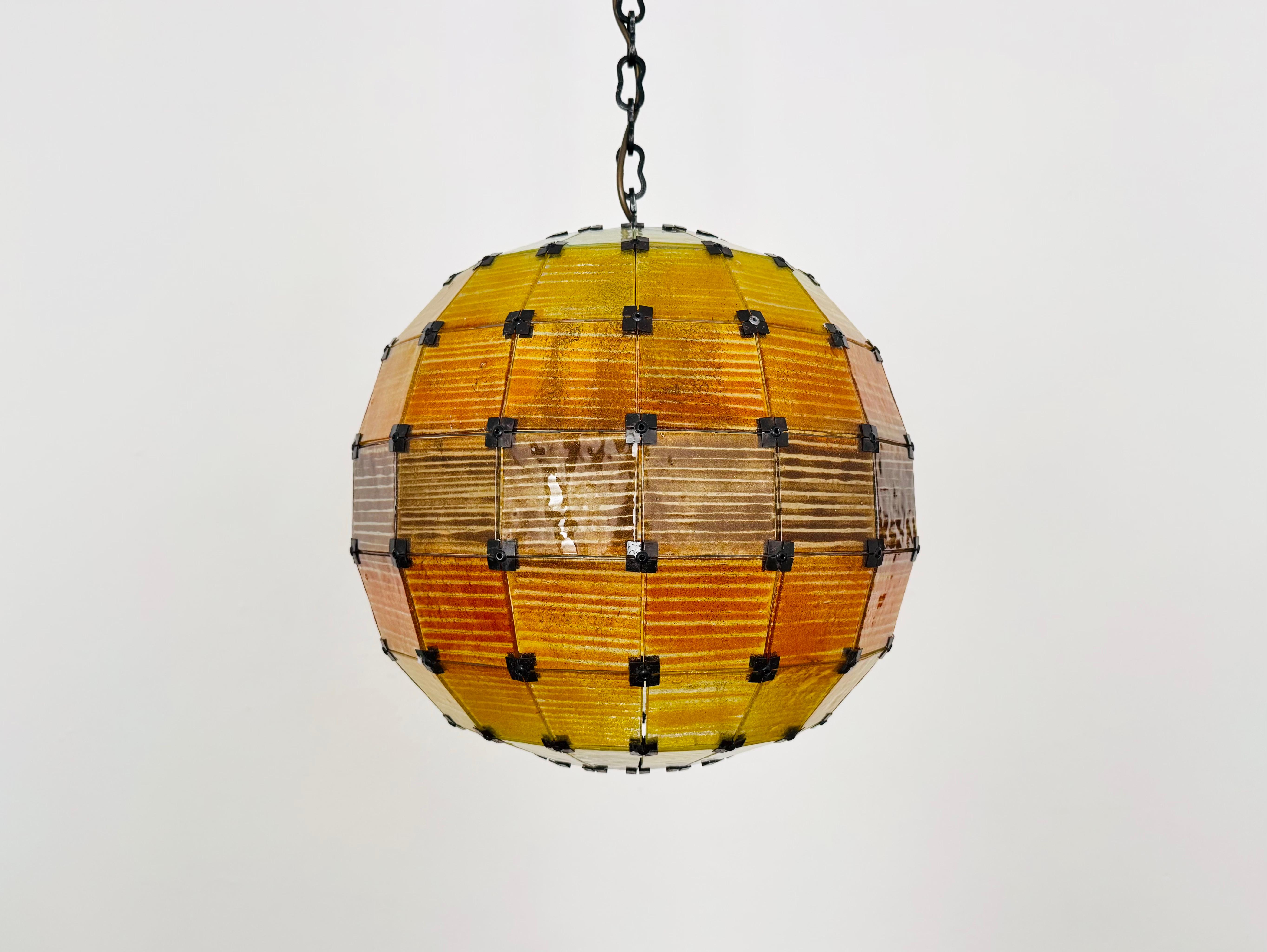 Ère spatiale Lampe suspendue à boule de verre colorée en vente