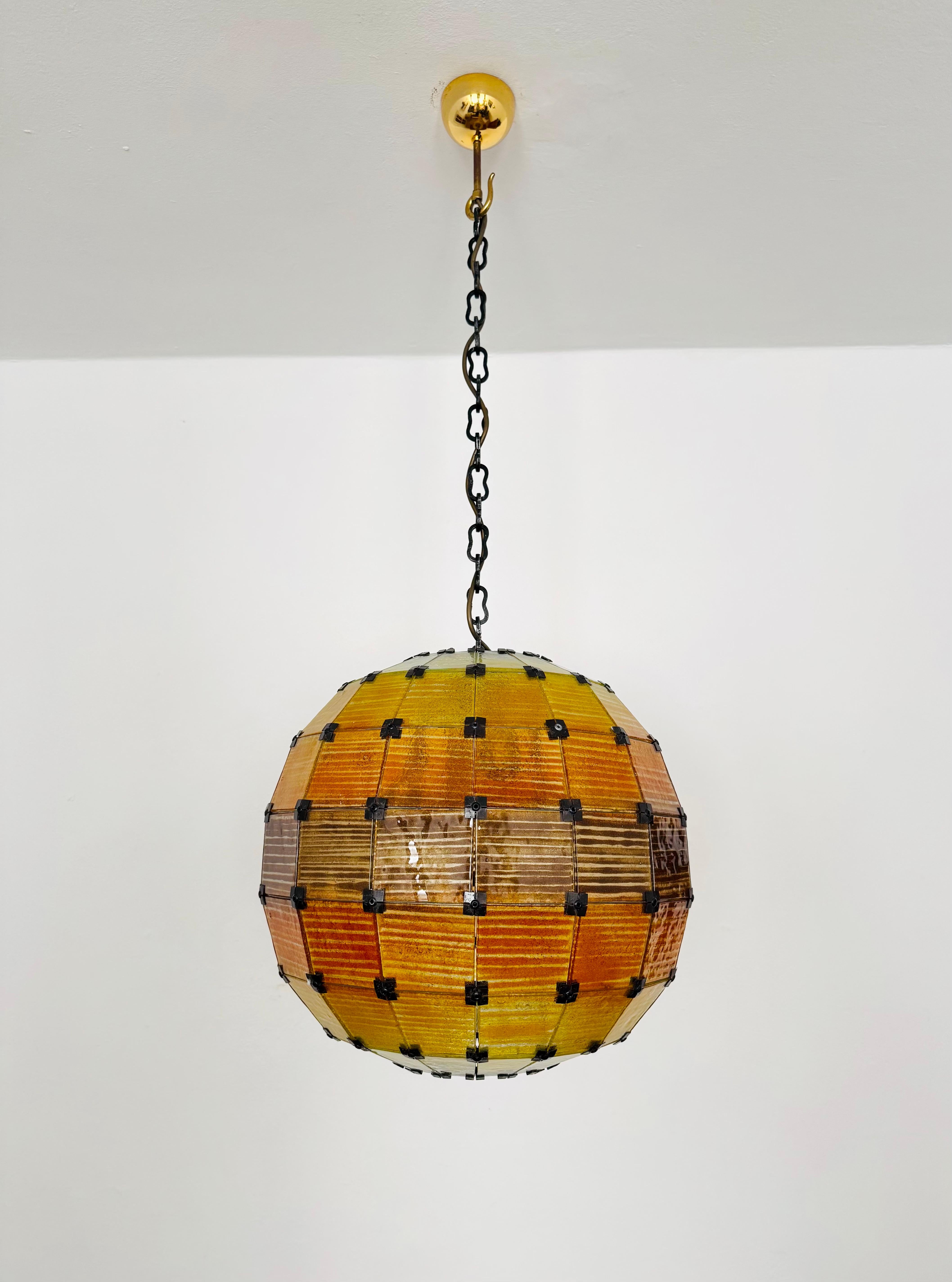 italien Lampe suspendue à boule de verre colorée en vente