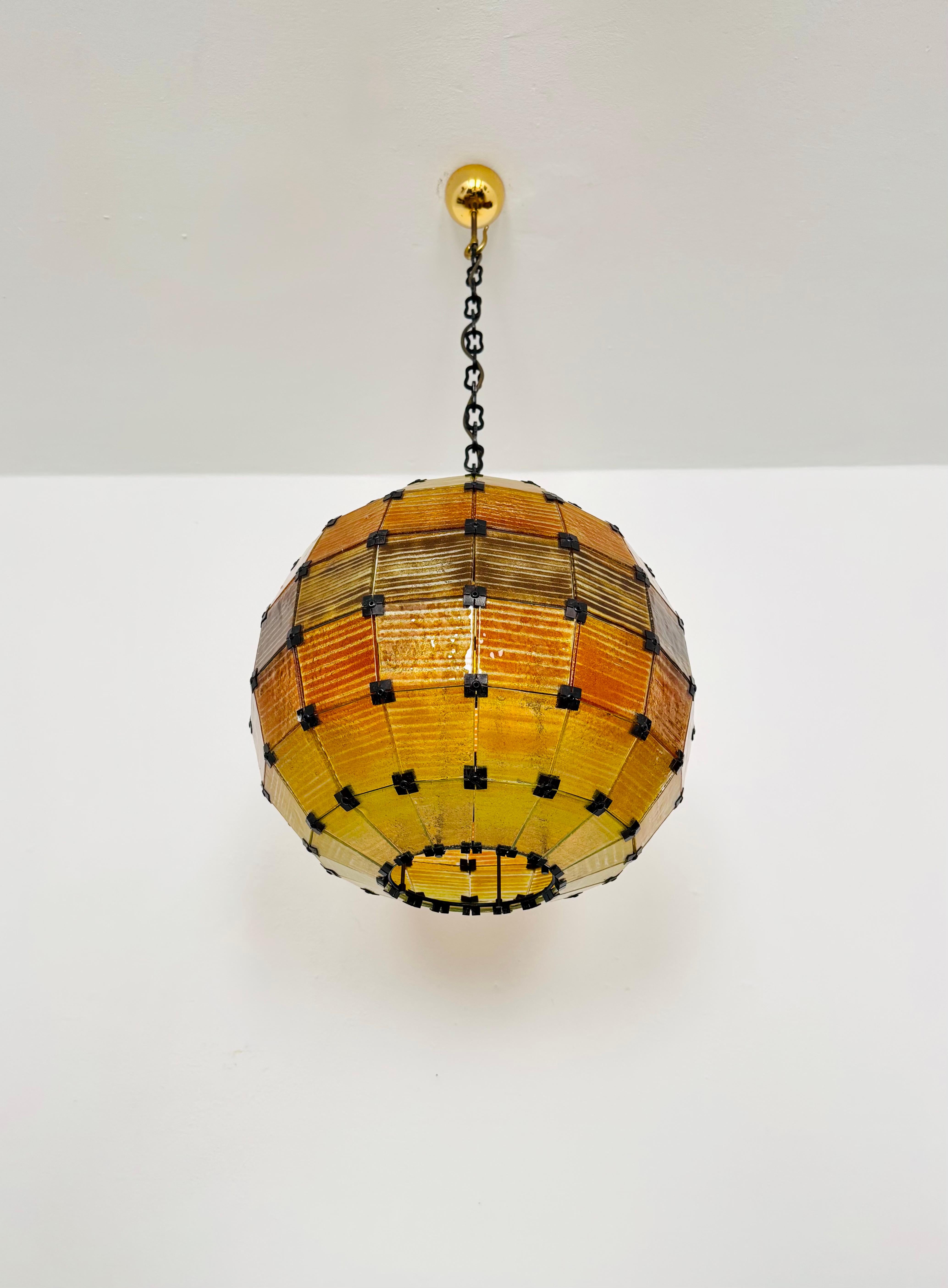 Lampe suspendue à boule de verre colorée Bon état - En vente à München, DE