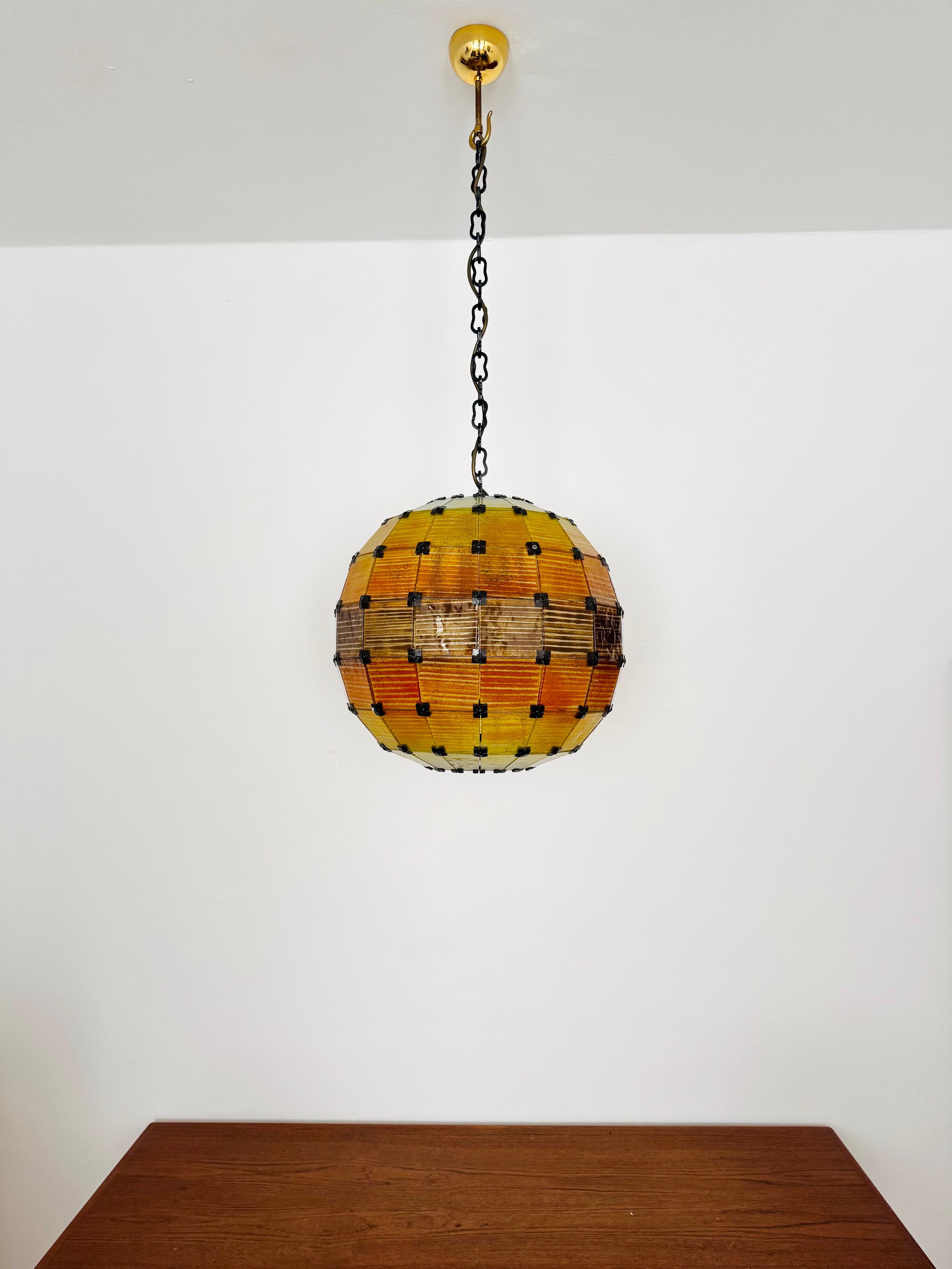 Milieu du XXe siècle Lampe suspendue à boule de verre colorée en vente