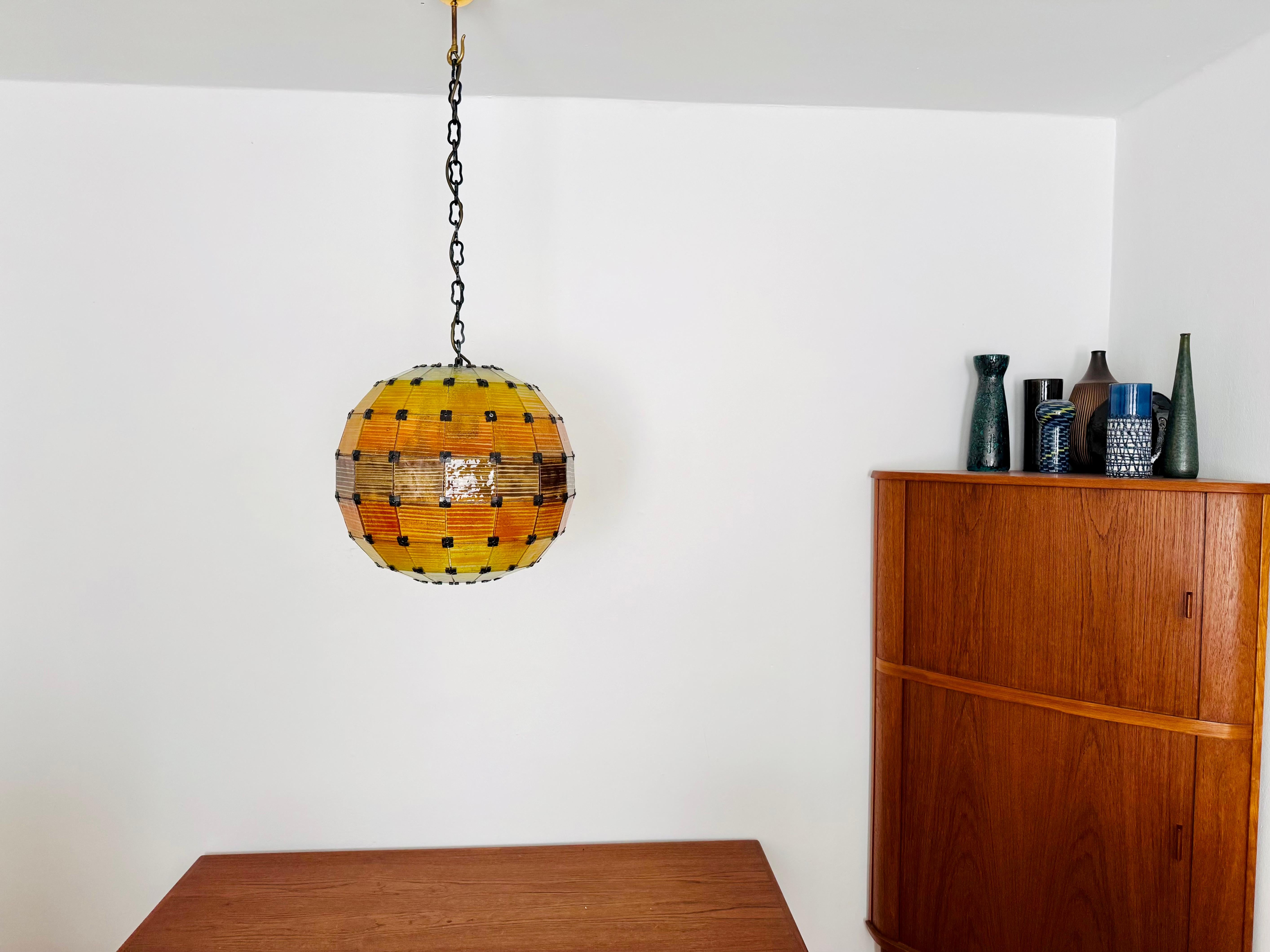 Métal Lampe suspendue à boule de verre colorée en vente