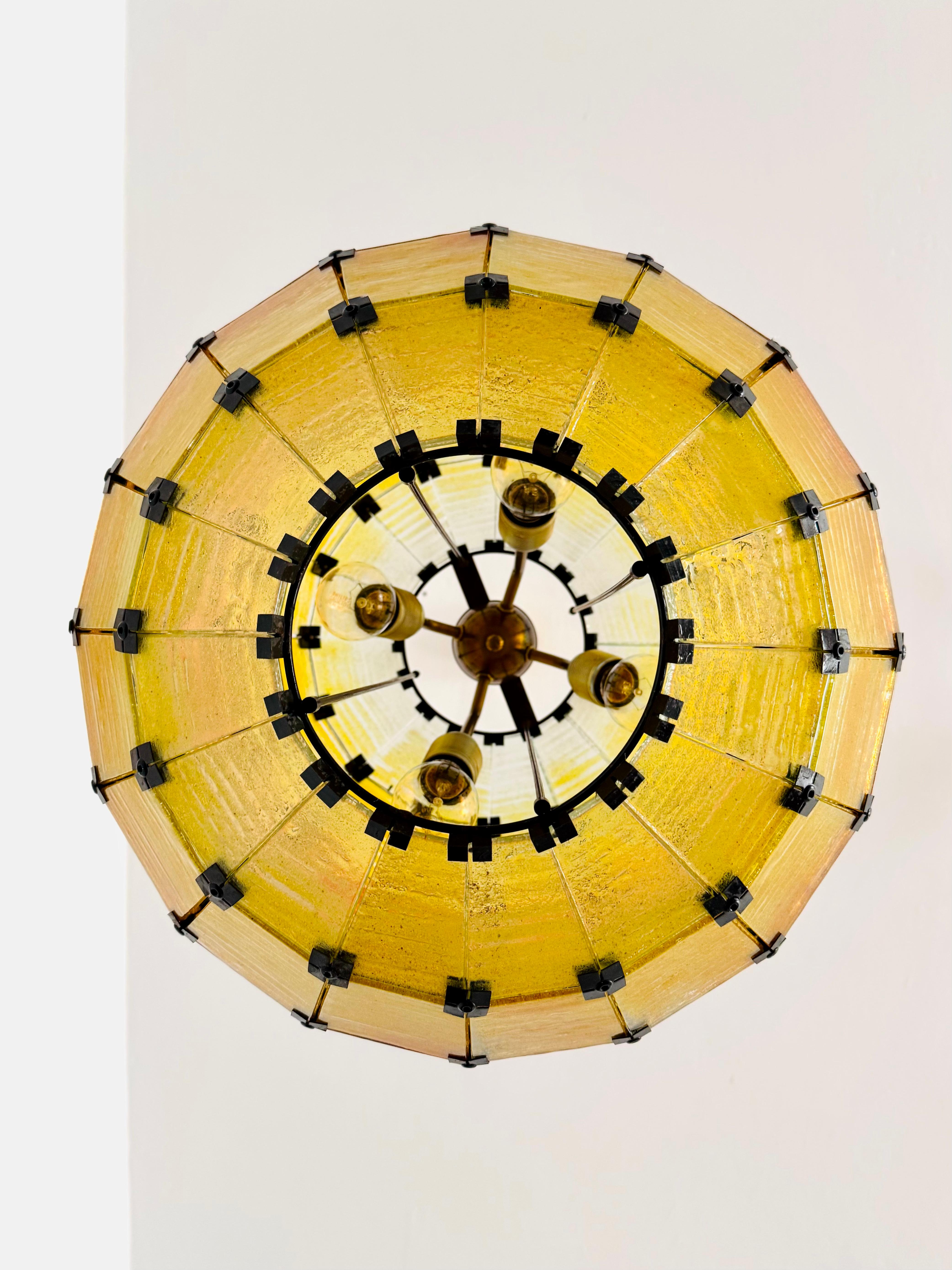 Lampe suspendue à boule de verre colorée en vente 1
