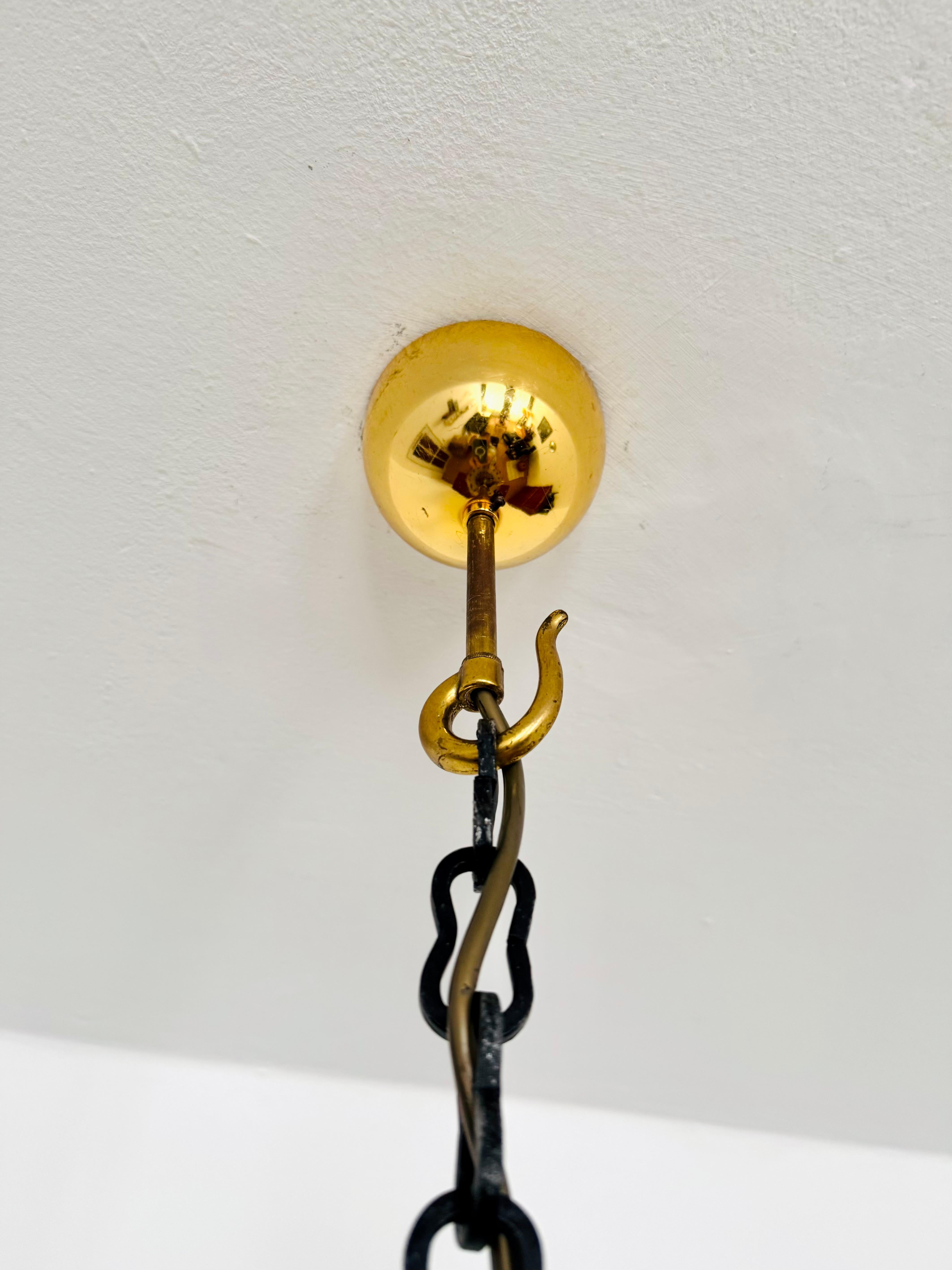 Lampe suspendue à boule de verre colorée en vente 2