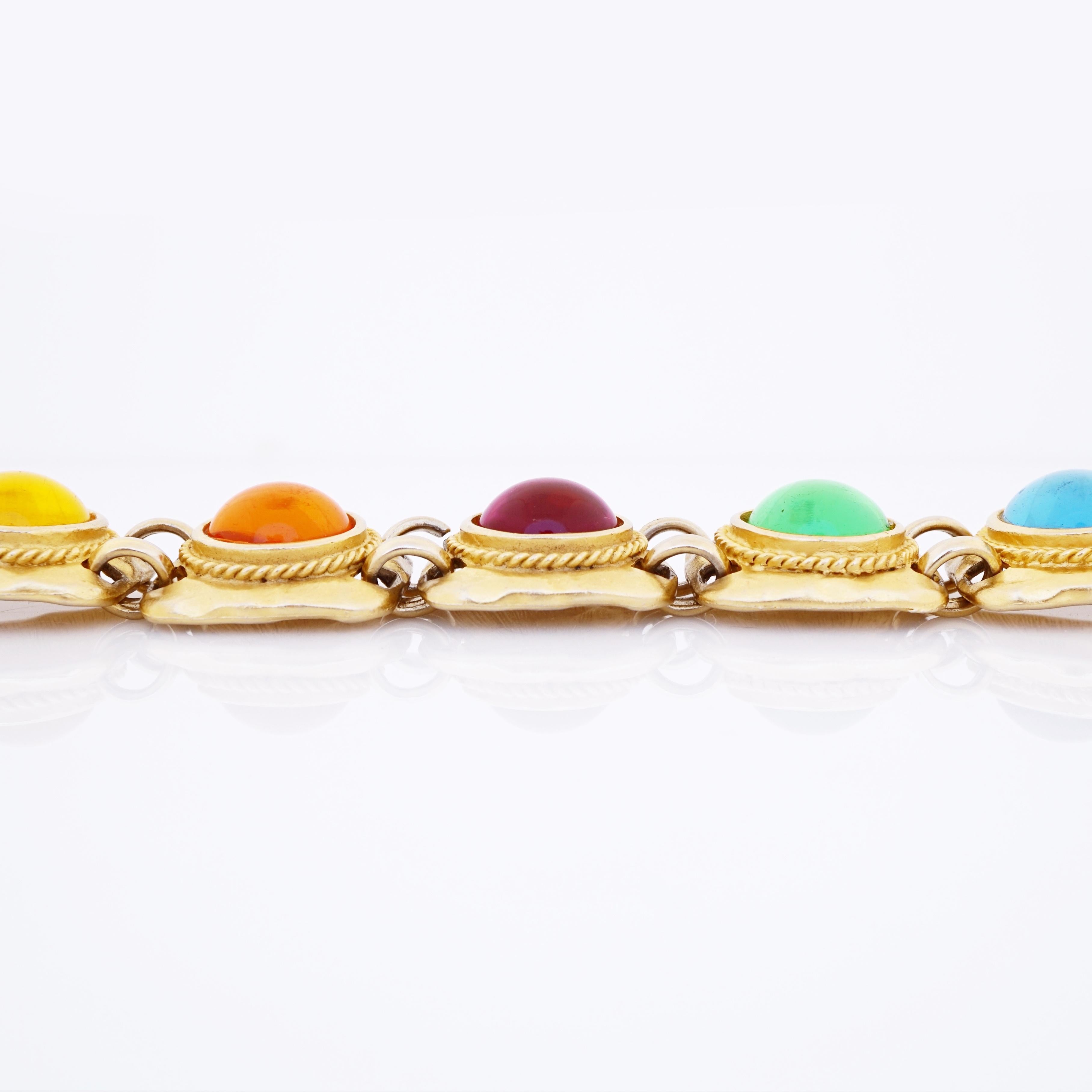 Pulsera de eslabones de oro martillado con cabujones de cristal de colores, Gemcraft, años 80 en Bueno estado para la venta en McKinney, TX