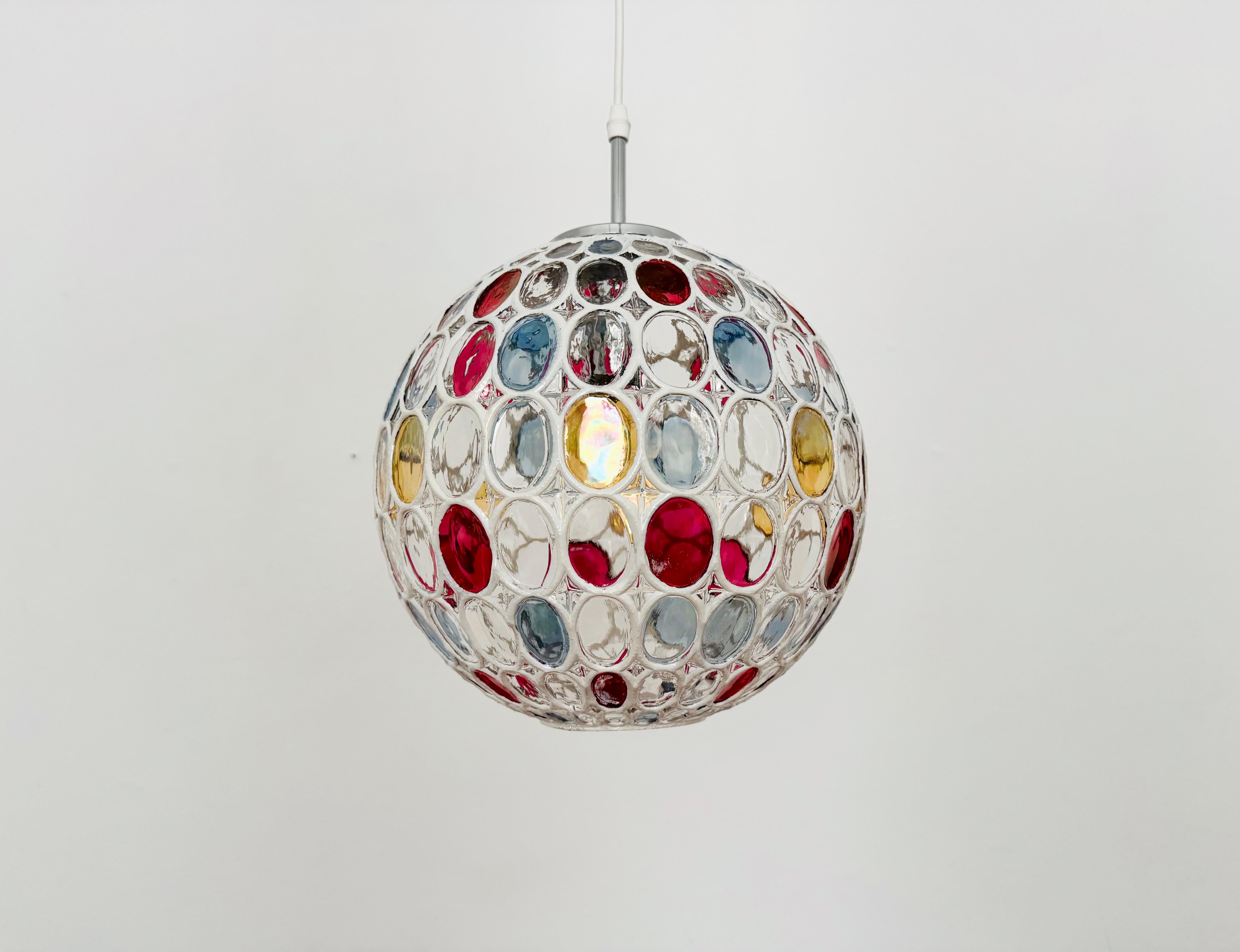 Impresionante lámpara colgante de cristal burbuja de Glashütte Limburg.
La lámpara crea un espectacular juego de luces en la habitación y encanta con su resplandor.
Excelente calidad artesanal y diseño excepcional.
Muy raro en blanco y en las zonas
