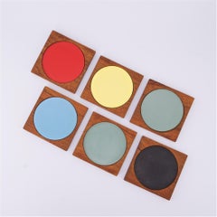 Coasters de cocktail en teck au design graphique coloré, ambiance Palm Springs du milieu du siècle dernier