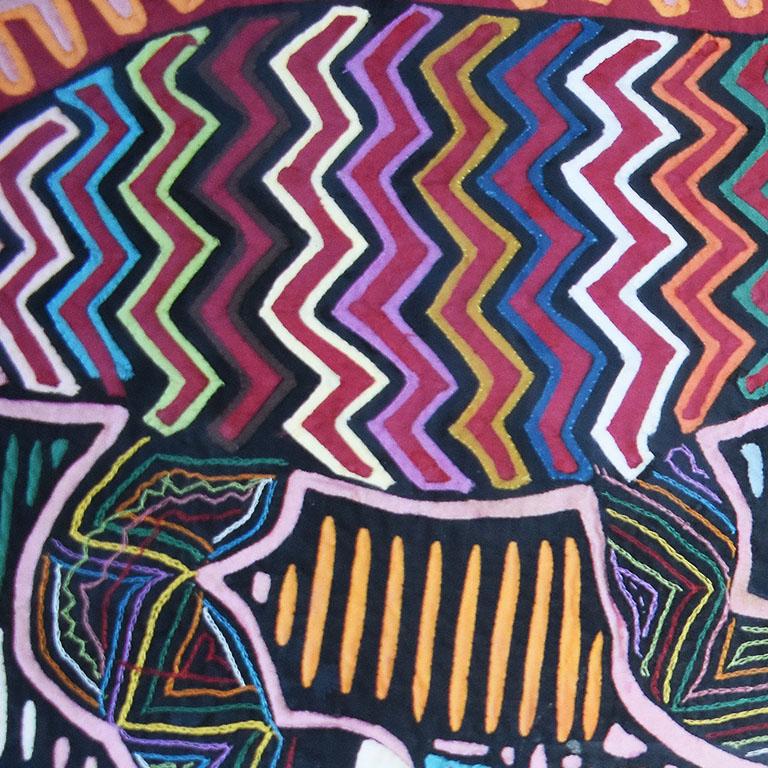 Panaméen Plateau coloré en bois et verre brodé à la main en textile avec motif de lézard en vente