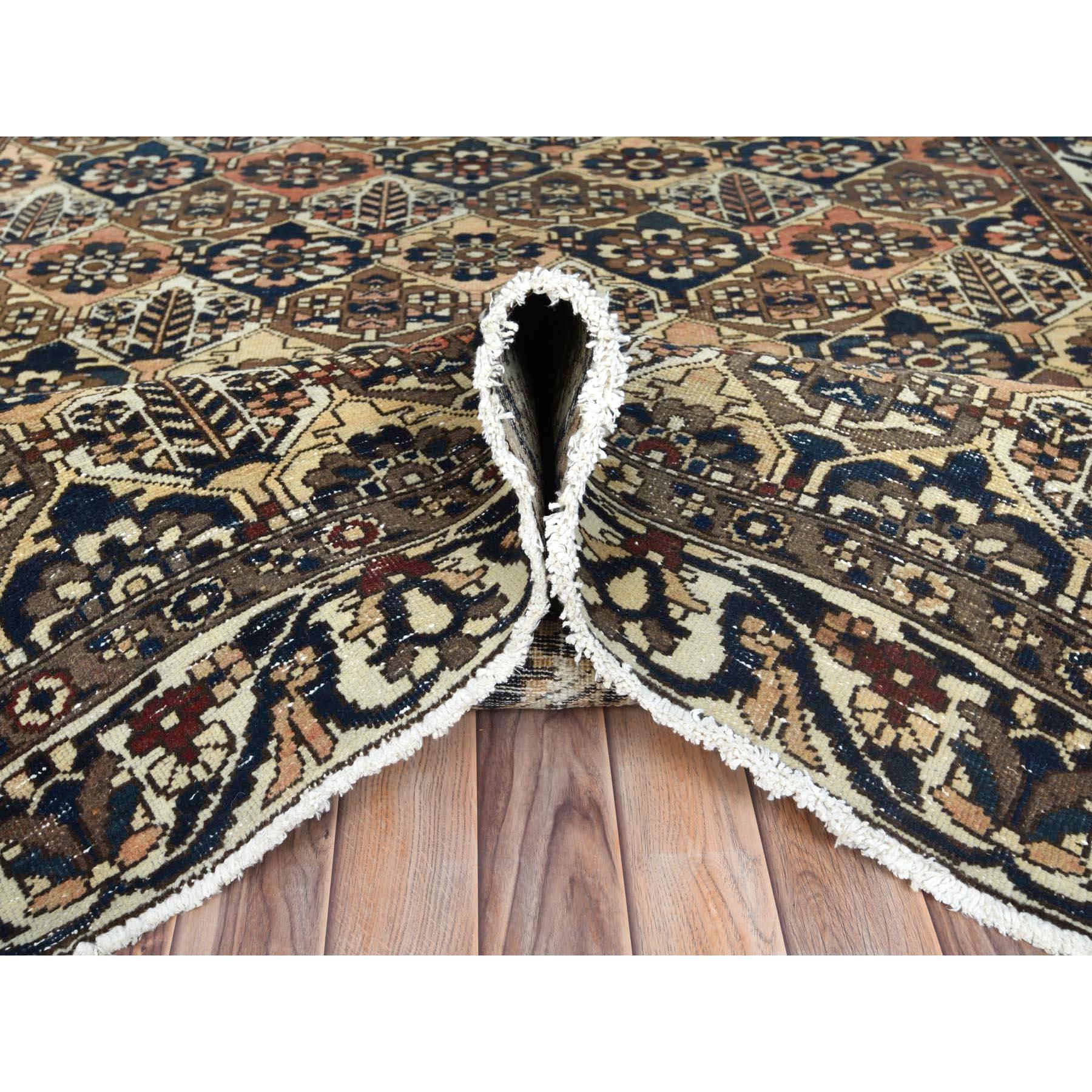 Bunter, handgeknüpfter persischer Bakhtiar-Wollteppich im Vintage-Stil, im Used-Look im Zustand „Gut“ im Angebot in Carlstadt, NJ