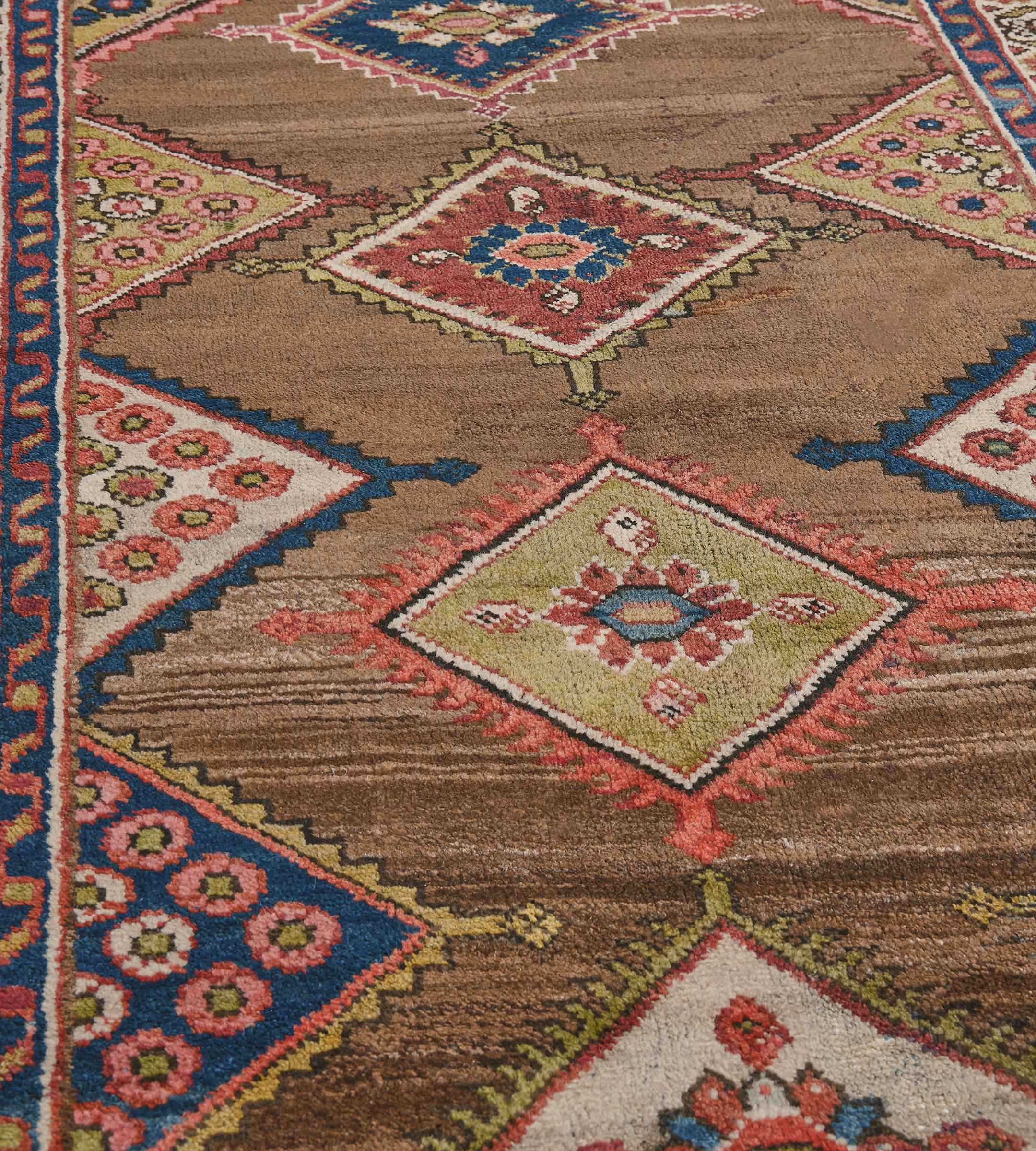 Dieser traditionelle handgewebte persische Sultanabad-Teppich hat ein schattiertes fuchsbraunes Feld mit einer zentralen Reihe von gestuften und gezackten Rauten, die zarte geometrische Rosetten einschließen, mit ähnlichen Zwickeln, die ein