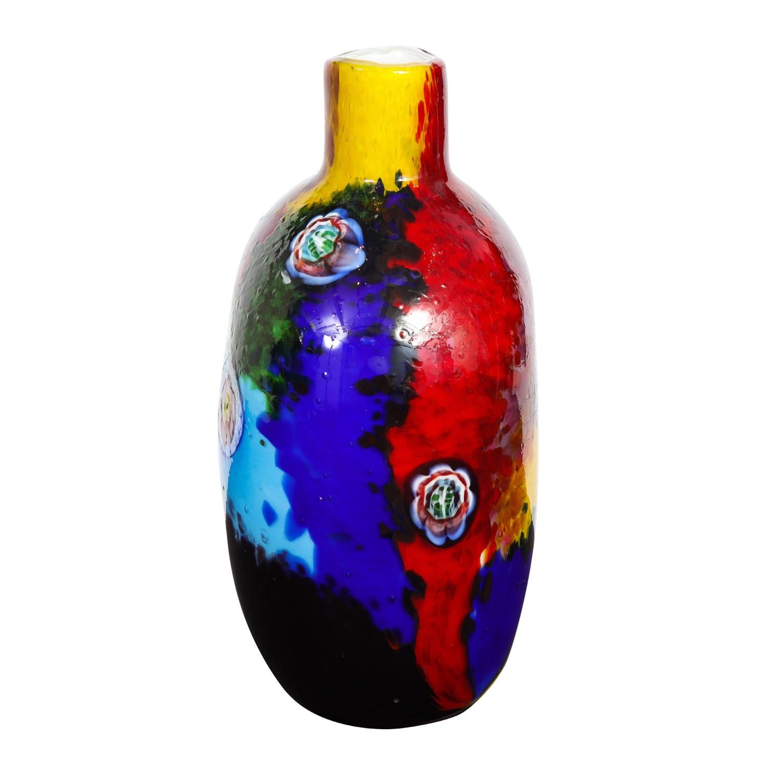 Vase aus mundgeblasenem Glas mit mehrfarbigen Glasfragmenten und komplexen Murrhinen mit einer Innenseite aus Lattimo (weißem Glas) von Arte Vetraria Muranese (A.V.E.M.), Murano Italien, 1960er Jahre. Diese mundgeblasenen Glasstücke von A.V.E.M.