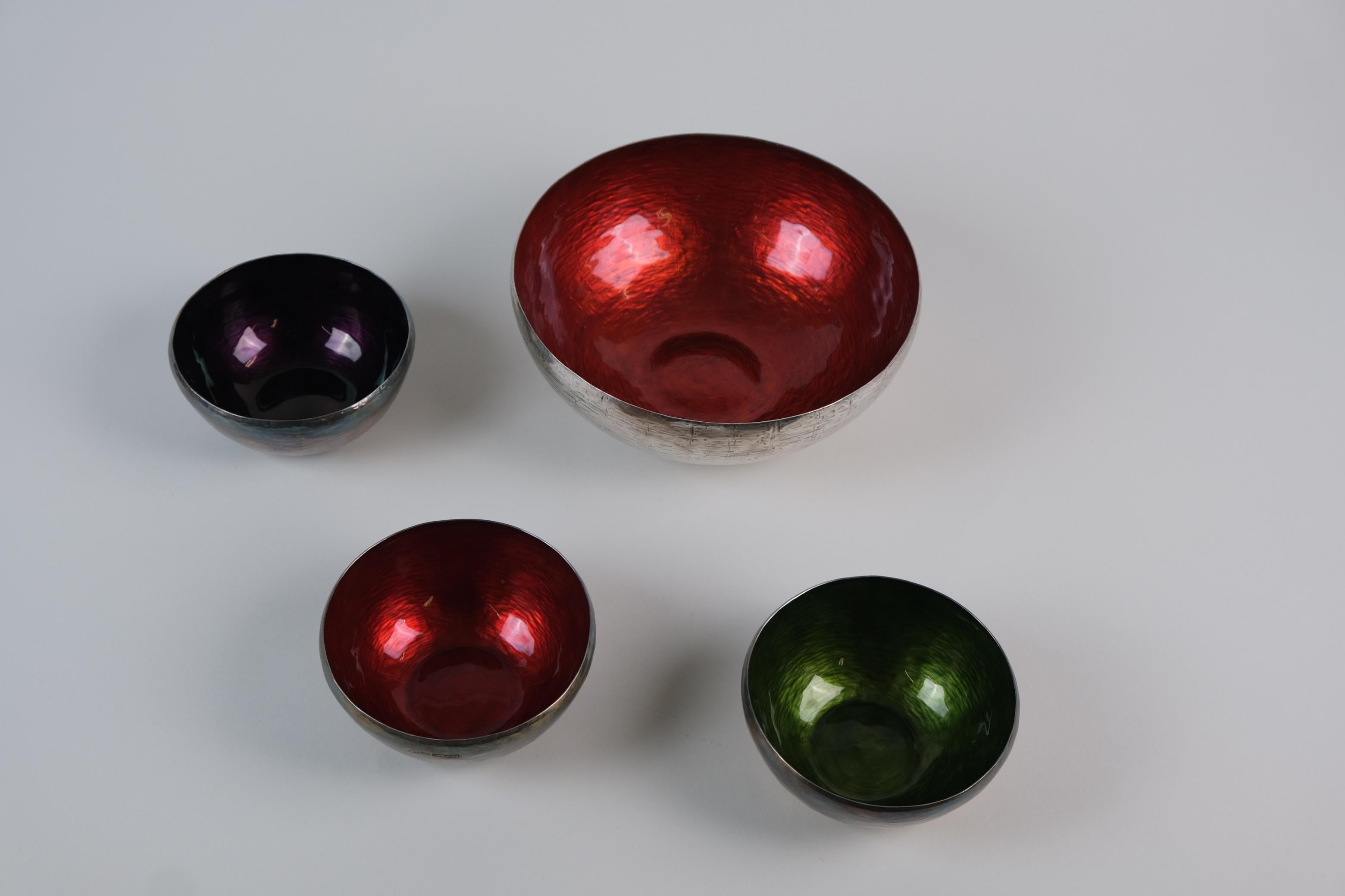 Precioso juego de cuencos de plata de ley Eva Hidström, muy coleccionables, hechos a mano y martillados, con esmalte de colores en el interior. Rara vez se ofrece como conjunto. El juego tiene tres cuencos más pequeños de 12,5 x 5 cm cada uno y uno