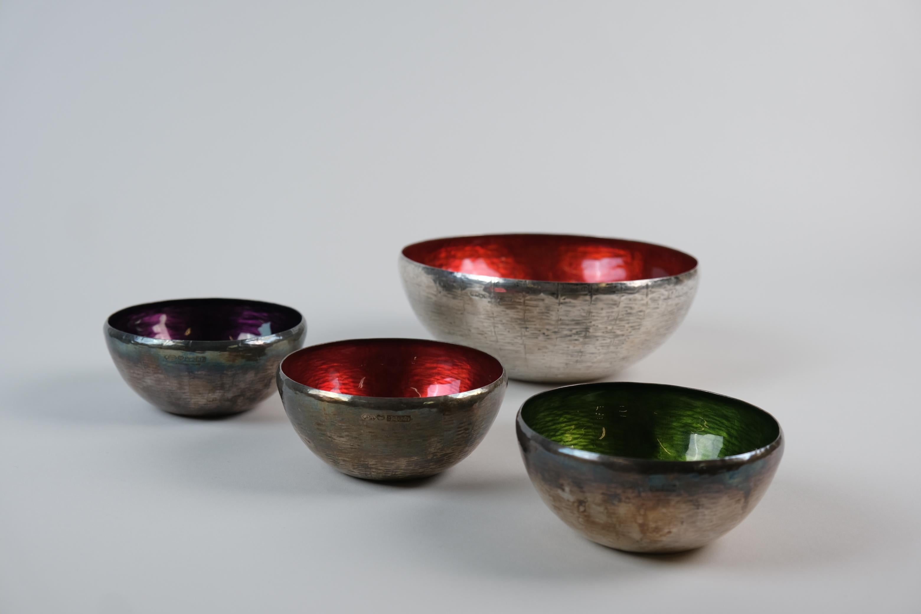 Colorido juego de cuencos esmaltados de plata de ley Eva Hidström, Finlandia Años 70 Moderno de mediados de siglo en venta
