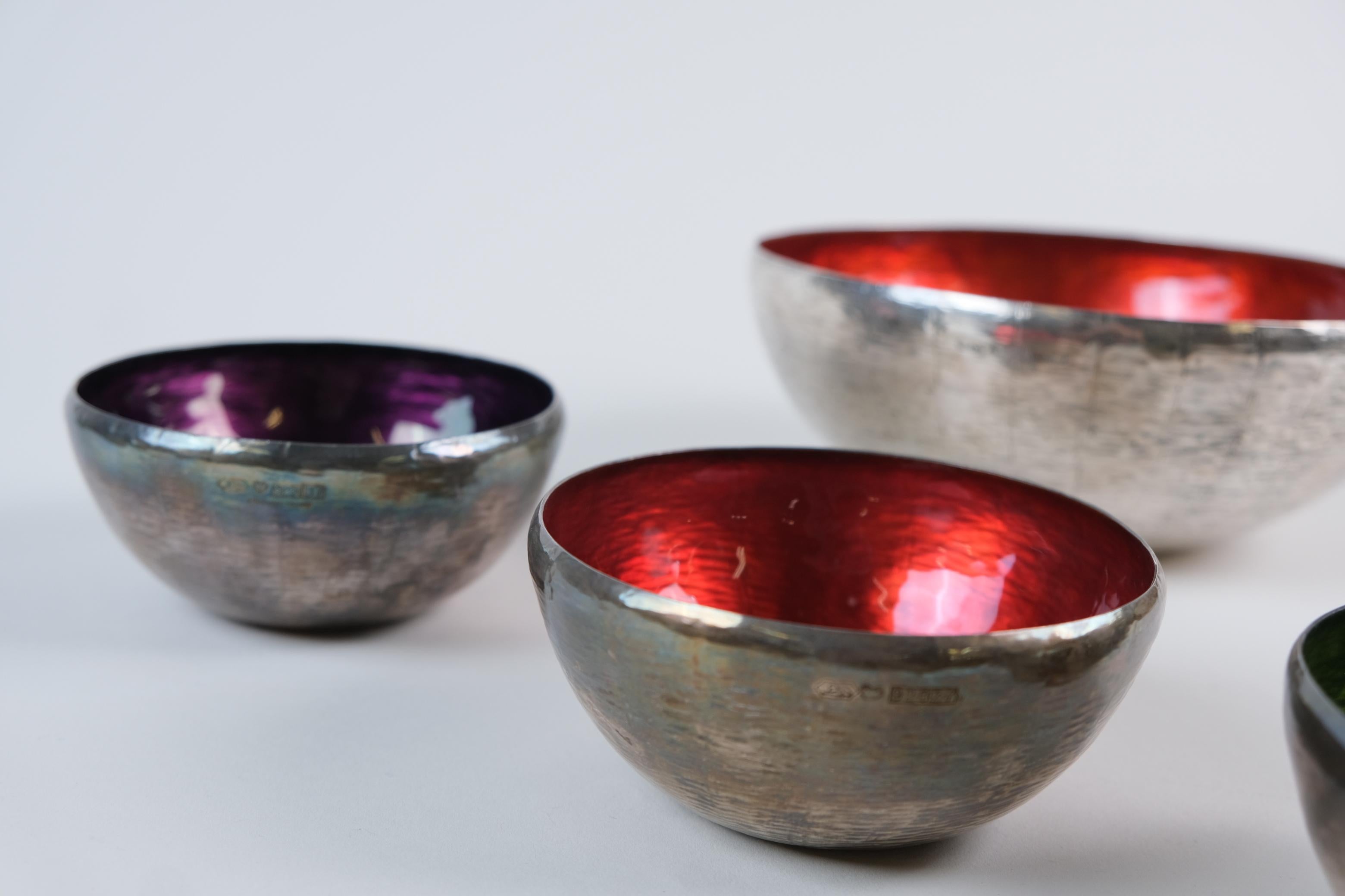 Colorido juego de cuencos esmaltados de plata de ley Eva Hidström, Finlandia Años 70 Finlandés en venta