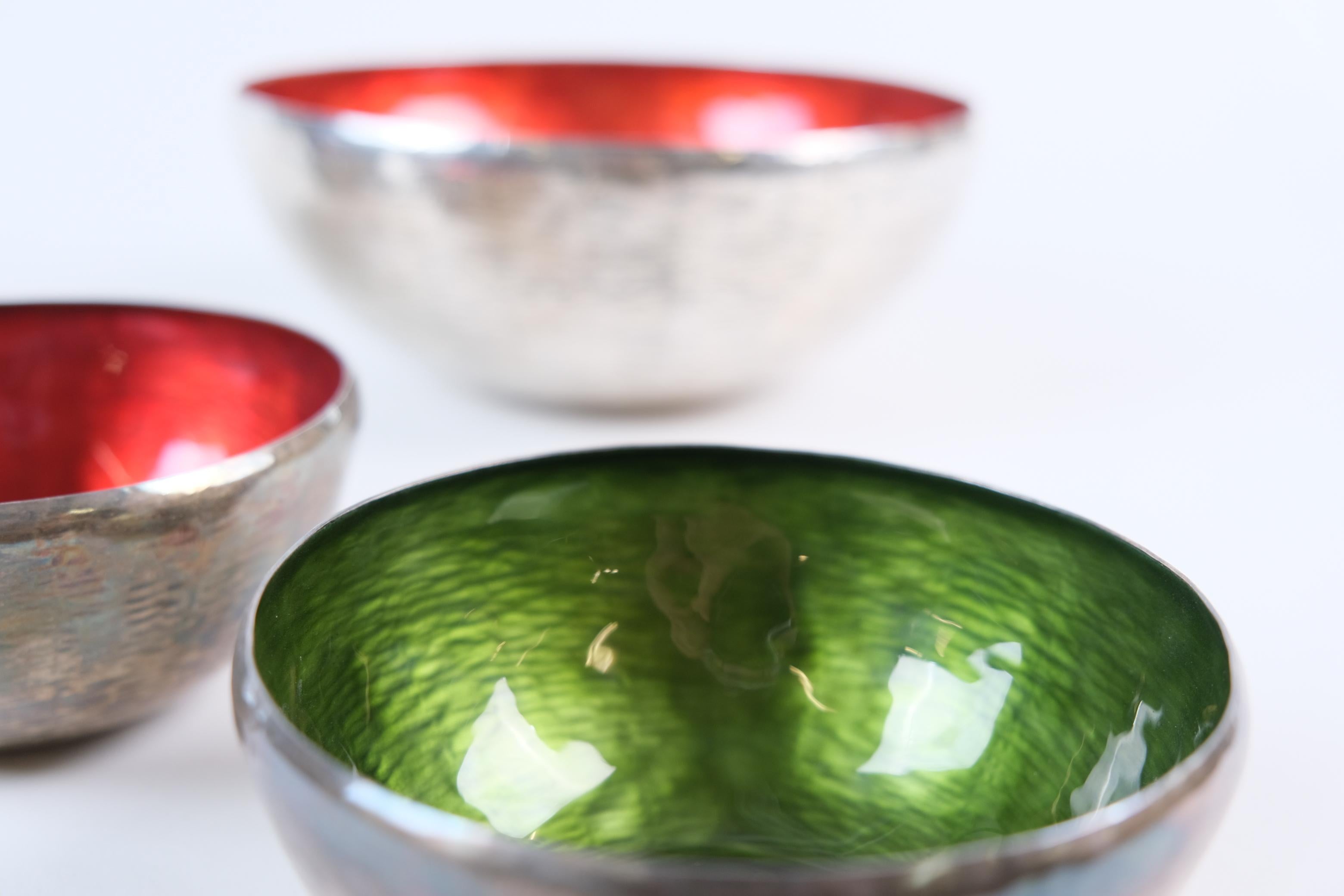 Colorido juego de cuencos esmaltados de plata de ley Eva Hidström, Finlandia Años 70 en Bueno estado para la venta en Helsinki, FI