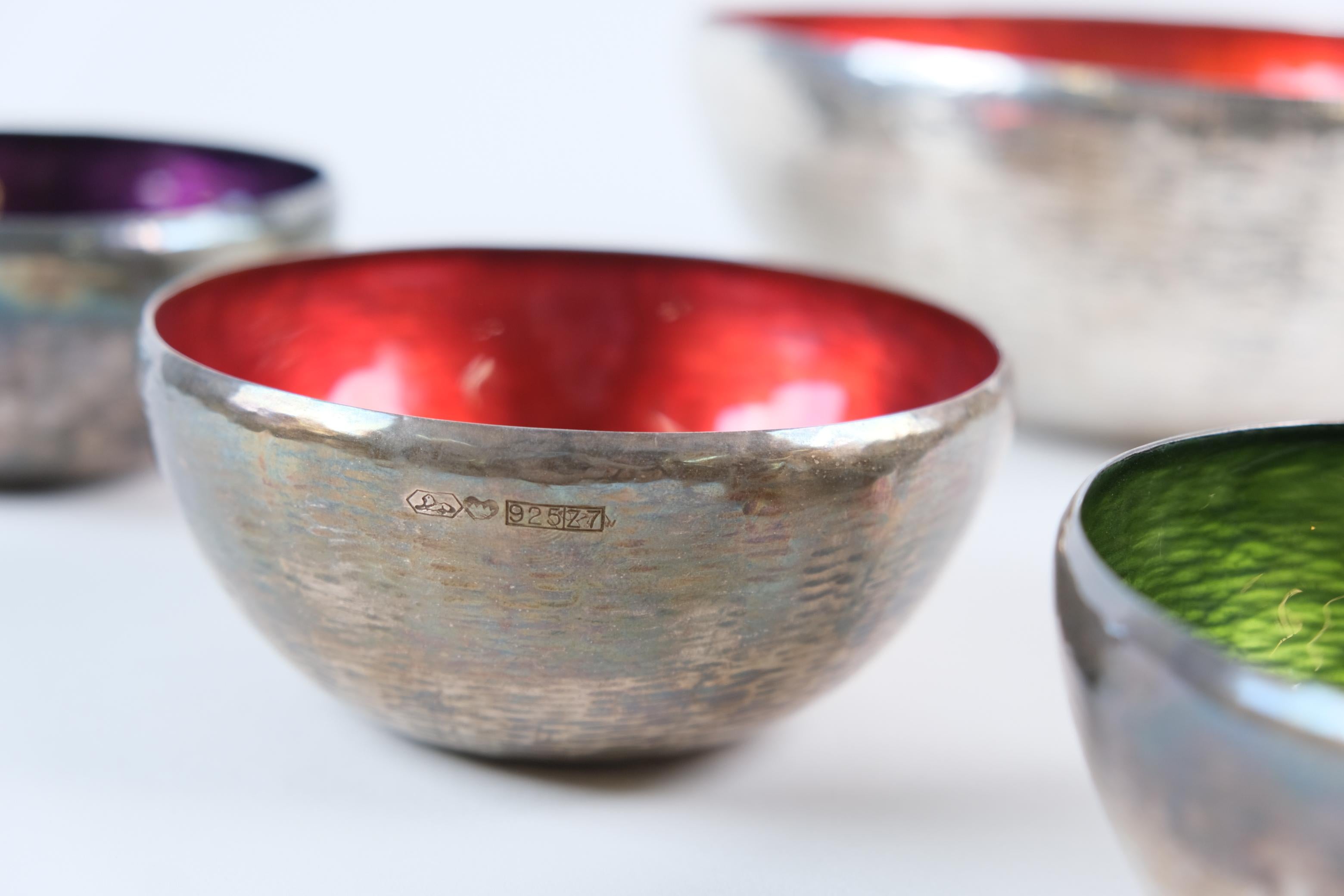 Colorido juego de cuencos esmaltados de plata de ley Eva Hidström, Finlandia Años 70 finales del siglo XX en venta