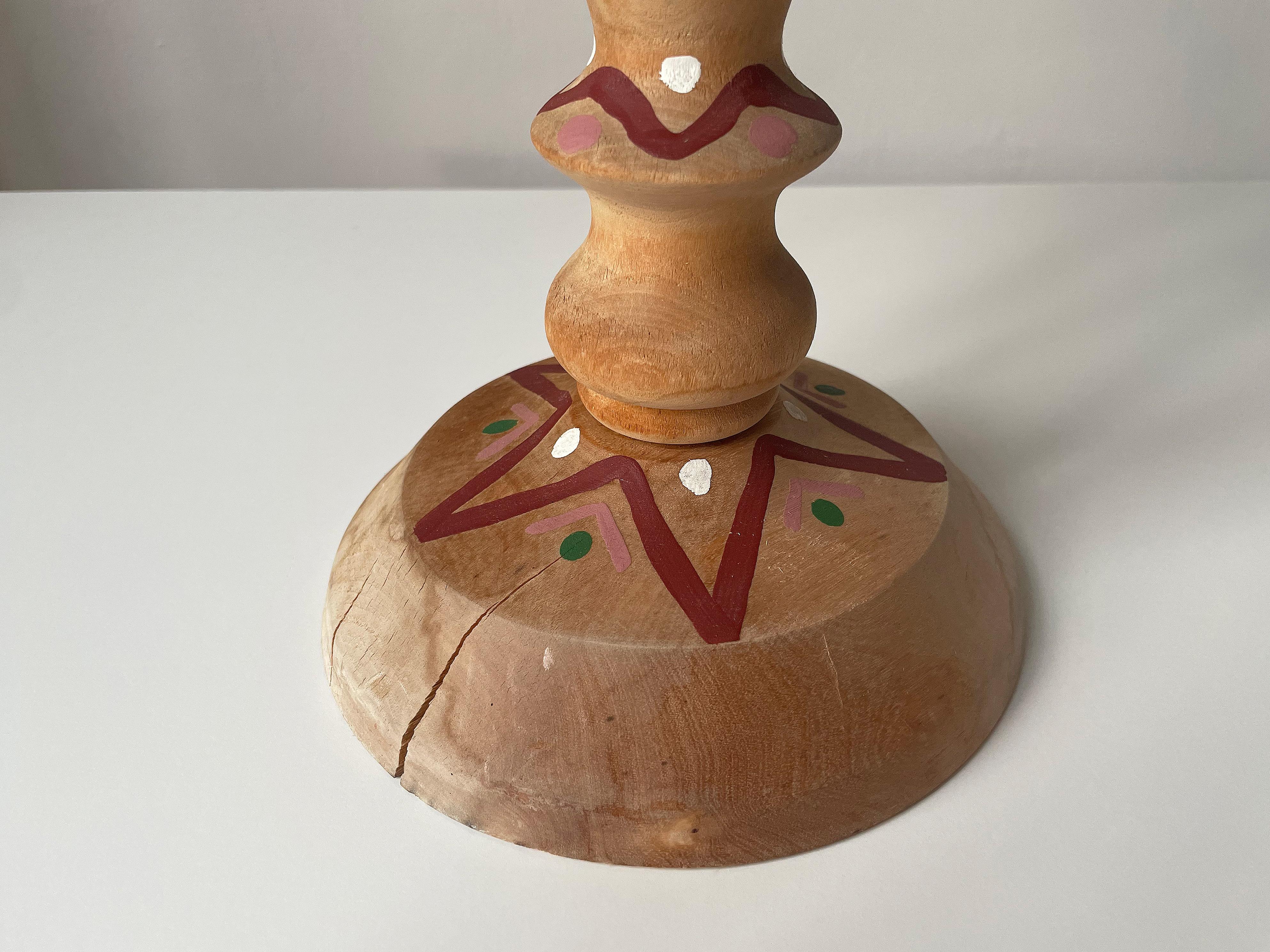 1 von 2 schwedischen Vintage-Volkskunst-Kandelabern aus Holz, handbemalt, 1960er Jahre (20. Jahrhundert) im Angebot