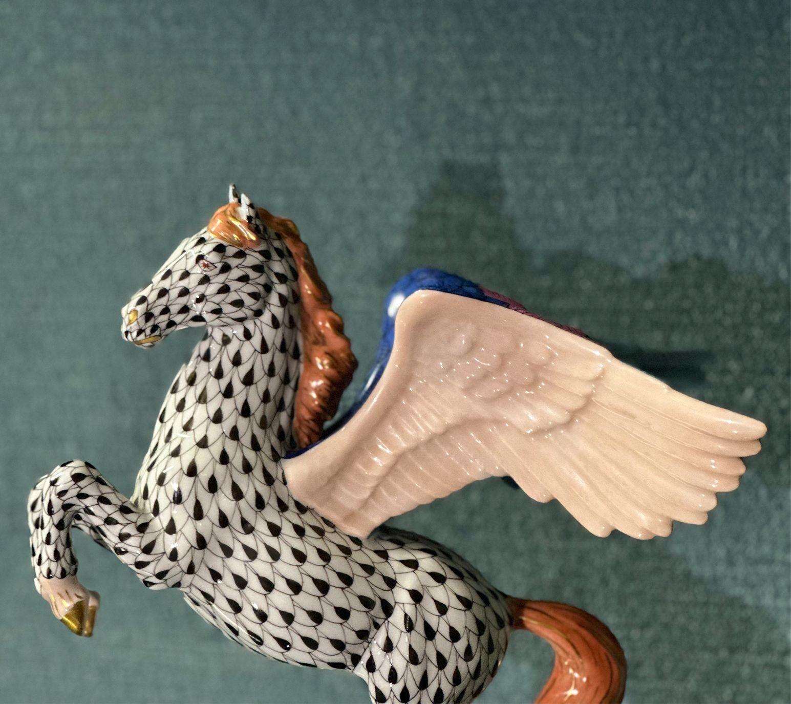 Ungherese Figurina Pegaso colorata di Herend Ungheria in vendita