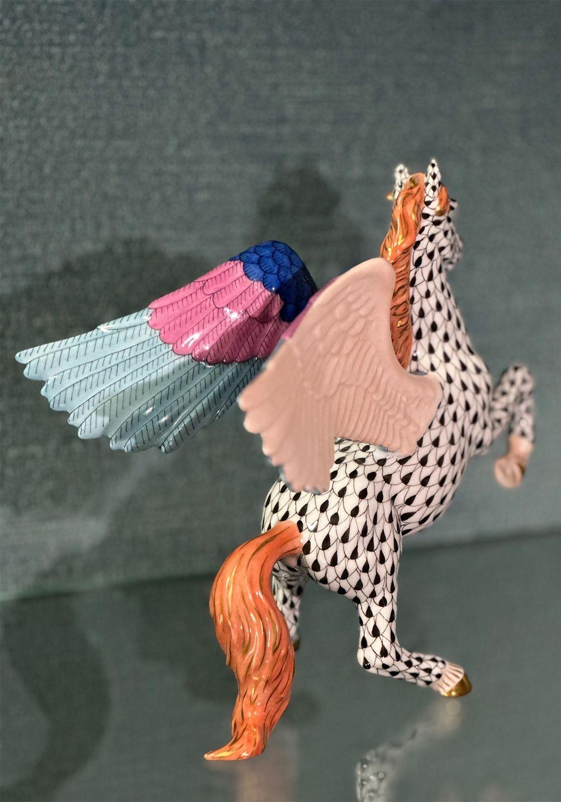 Figurina Pegaso colorata di Herend Ungheria In condizioni buone in vendita a Los Angeles, CA