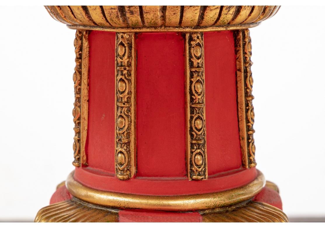 Bunter italienischer Tisch mit roter und vergoldeter Marmorplatte (Gemalt) im Angebot