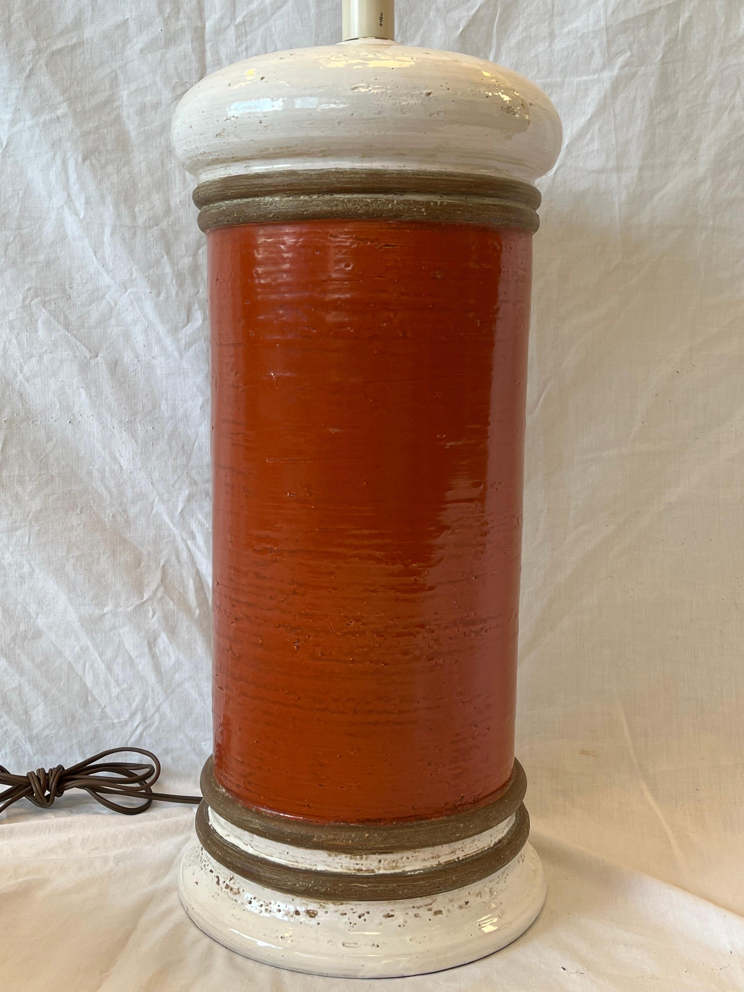 Mid-Century Modern Grande lampe de bureau italienne colorée en céramique orange cylindrique signée du milieu du siècle dernier en vente