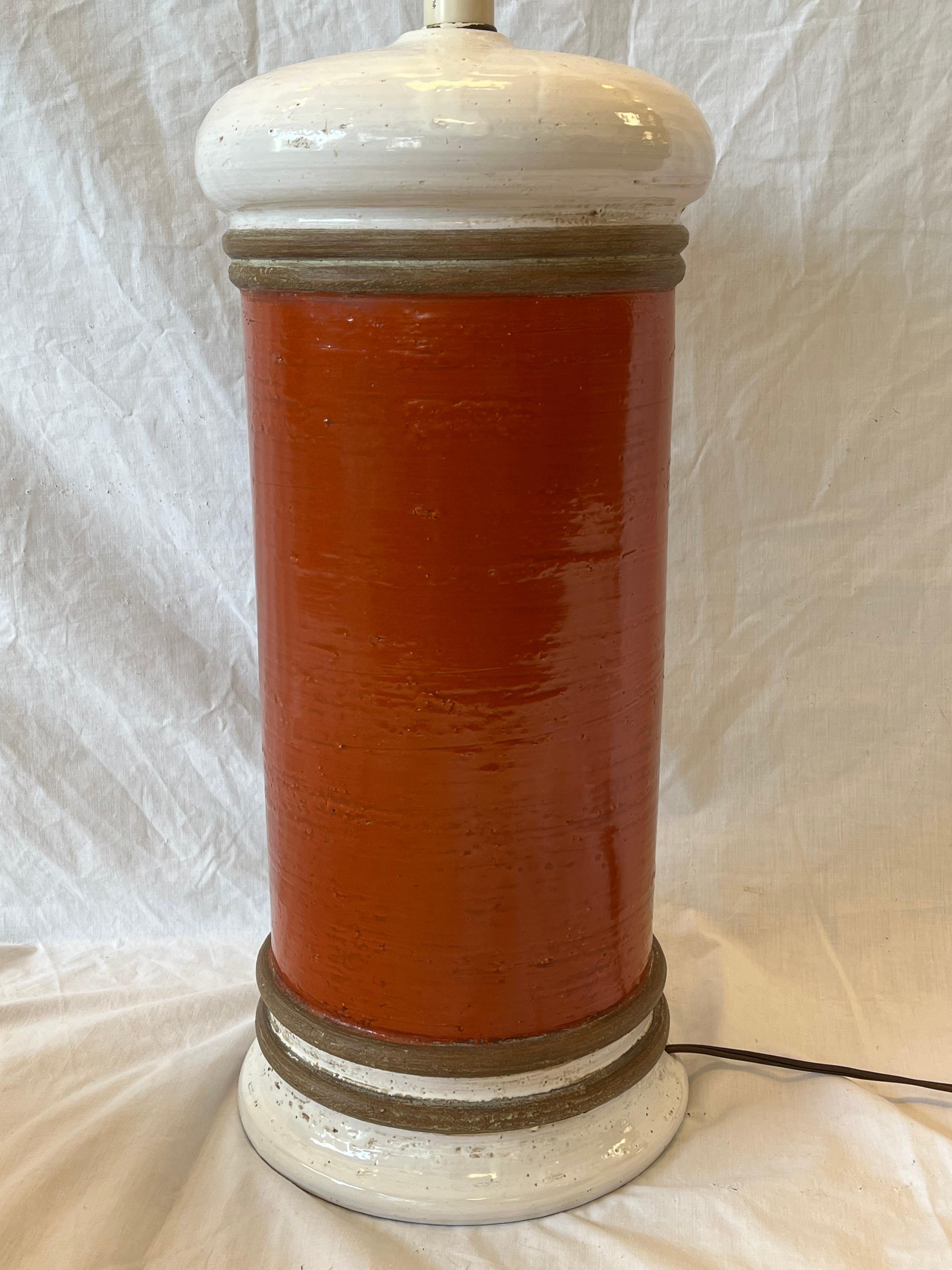 Bunte große italienische zylindrische orangefarbene Keramik-Tischlampe aus der Mitte des Jahrhunderts, signiert (Italienisch) im Angebot
