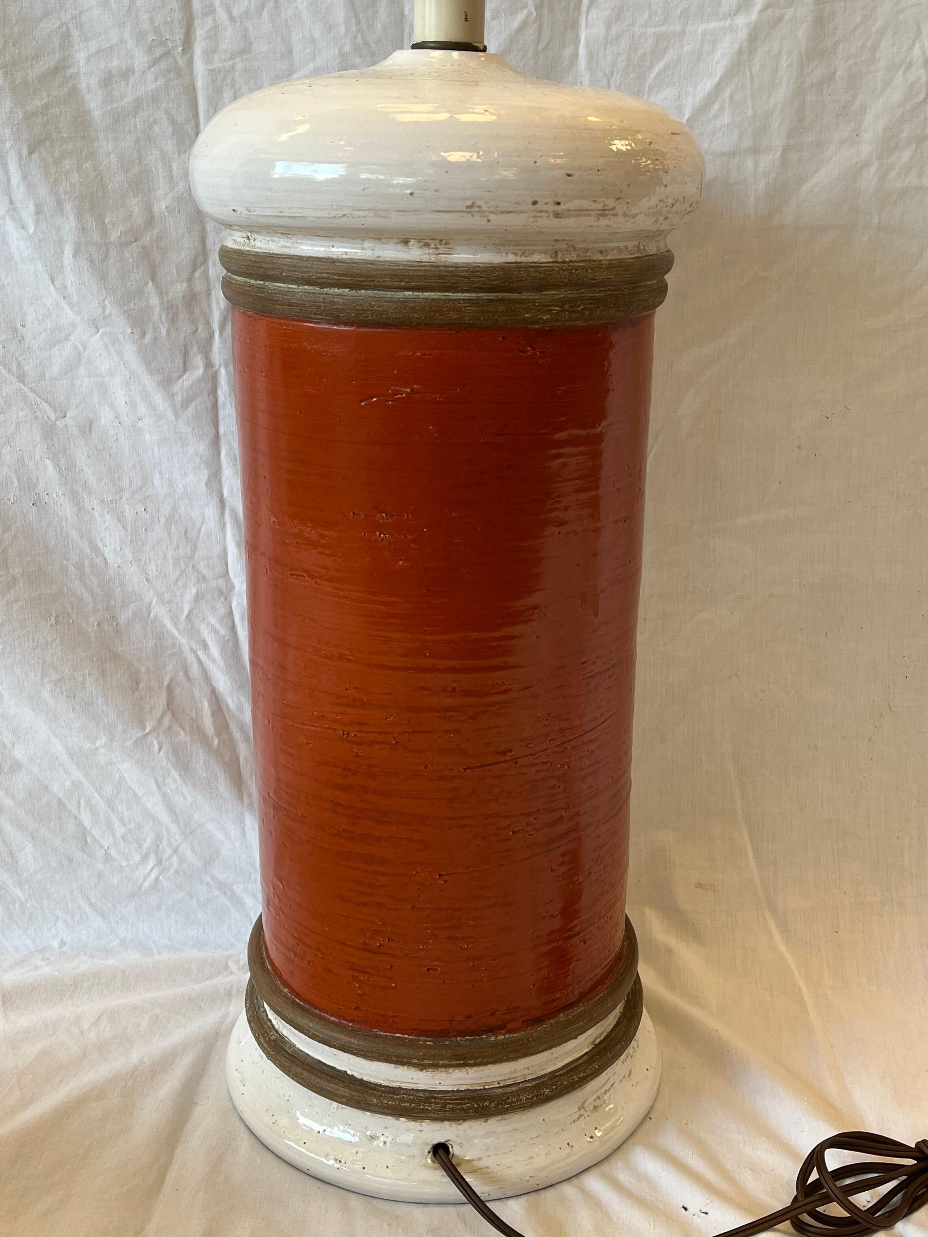 Bunte große italienische zylindrische orangefarbene Keramik-Tischlampe aus der Mitte des Jahrhunderts, signiert im Zustand „Gut“ im Angebot in Atlanta, GA