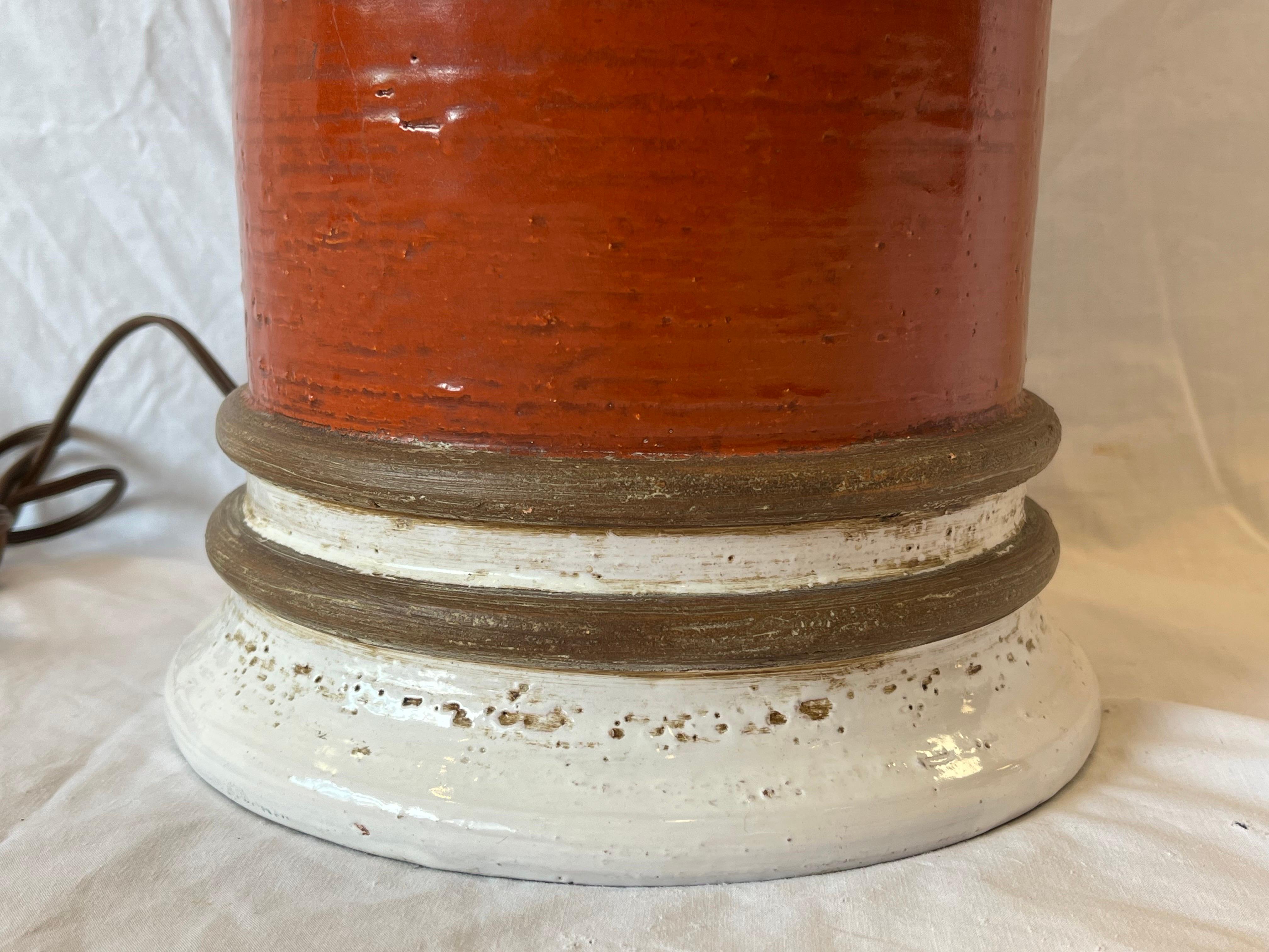 Bunte große italienische zylindrische orangefarbene Keramik-Tischlampe aus der Mitte des Jahrhunderts, signiert im Angebot 3