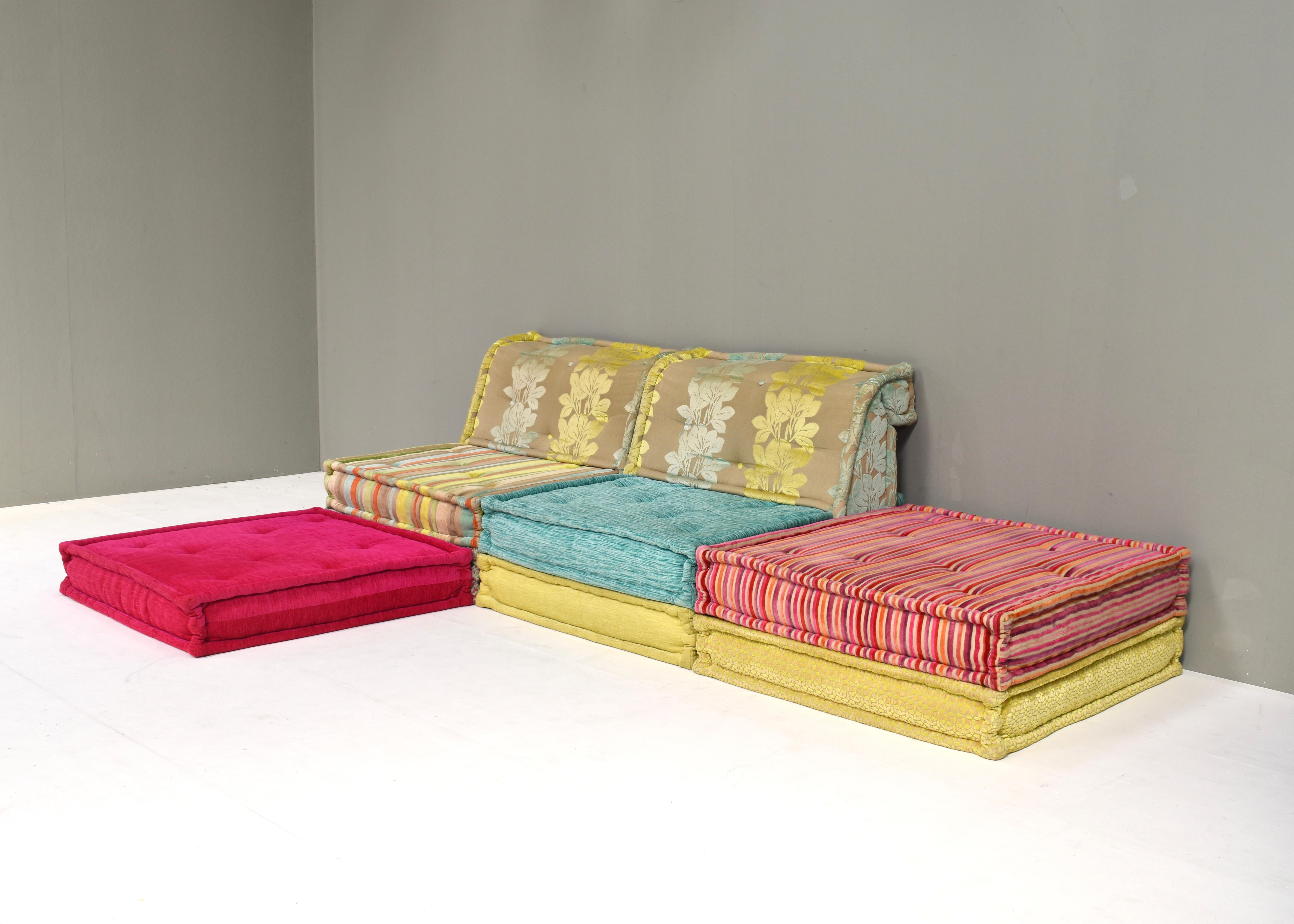 Te presentamos el sofá Mah Jong de Gobbo Salotti, obra de Hans Hopfer para Roche Bobois. Preciosas y coloridas telas de Kenzo. 
Donde la innovación se une al confort icónico
Contiene 7 cojines de asiento y 2 respaldos con reposacabezas