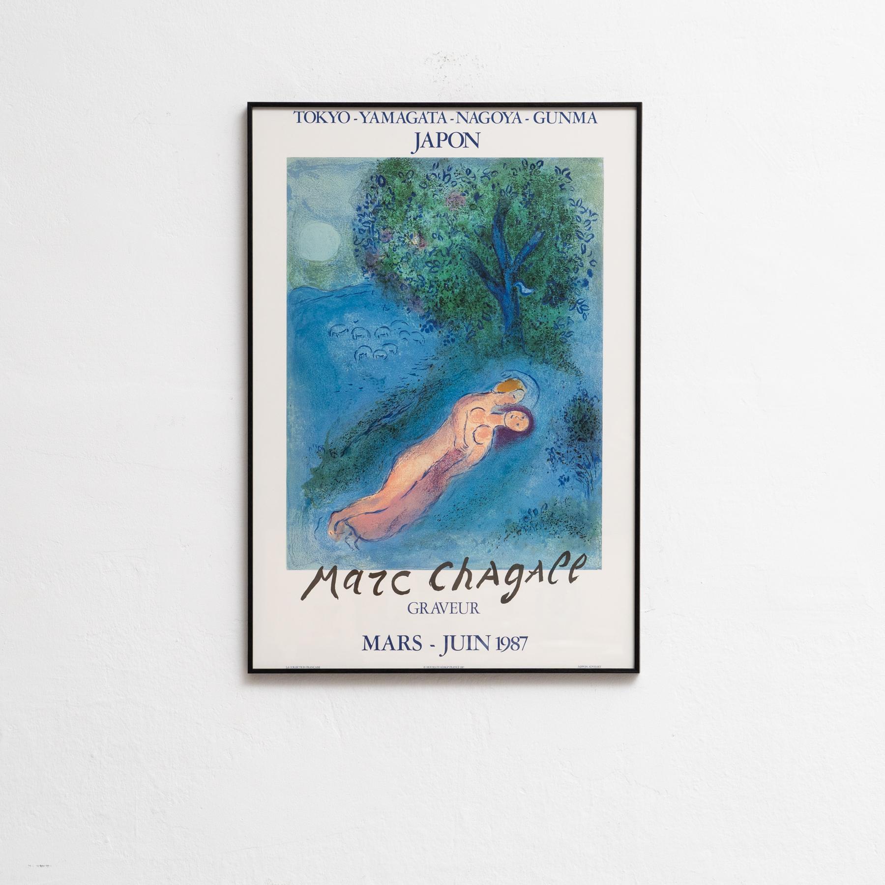 Mit diesem charmanten Marc Chagall-Poster, das 1987 von Mourlot gedruckt wurde, bringen Sie einen Hauch von Farbe in Ihre Räume. Bekannt für seine traumhaften Kompositionen und die fantasievolle Verwendung von Farben, inspirieren und verzaubern