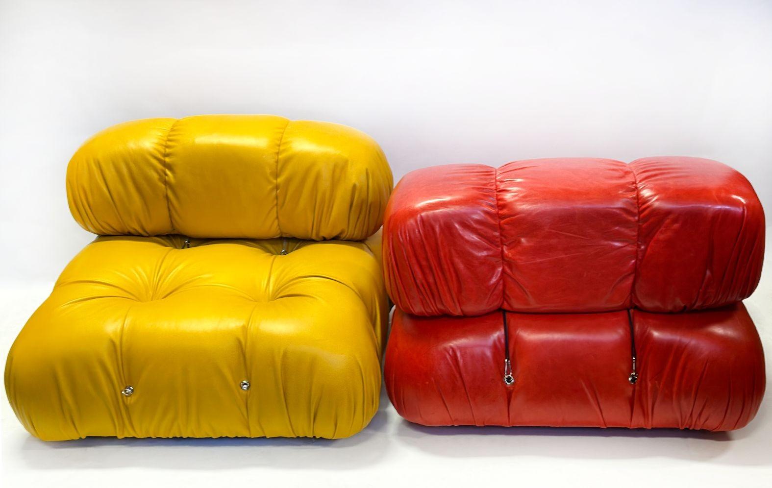 Buntes Ledersofa mit vier Sitzplätzen, hergestellt von Mario Bellini in den 1970er Jahren. Jeder abnehmbare Sitz zeichnet sich durch seine einzigartigen Farben aus, darunter heißes Orange, dunkles Türkis, Honiggelb und leuchtendes Rot. Die