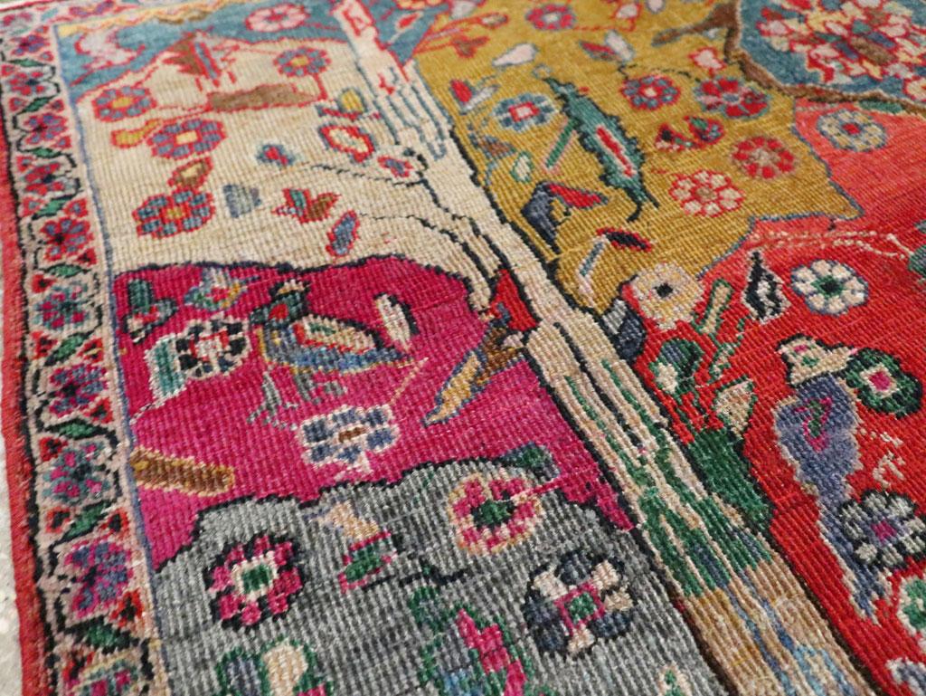 Persiano Tappeto da lancio quadrato persiano pittorico Tabriz, colorato e fatto a mano della metà del XX secolo in vendita